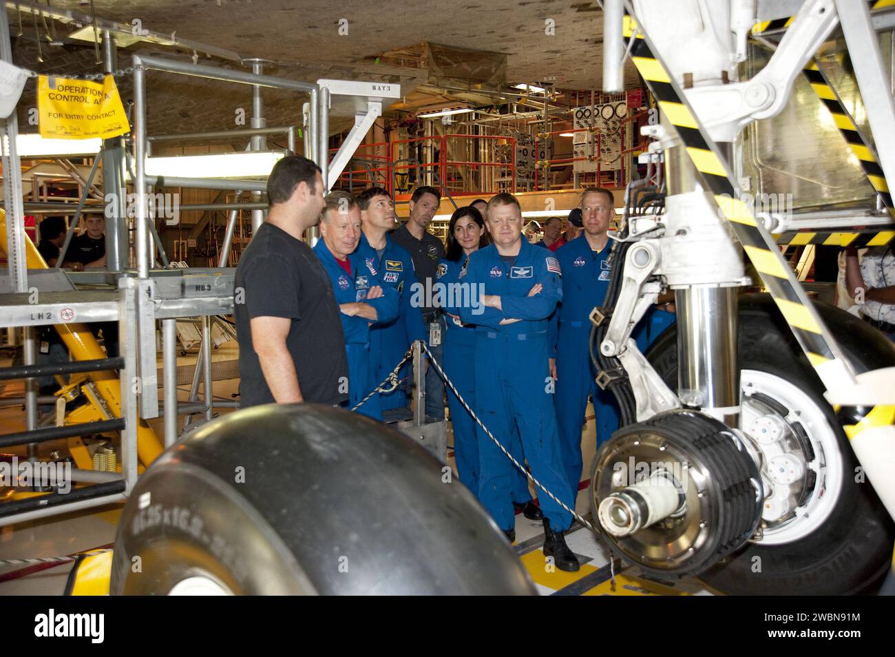 Les membres d'équipage du STS-133 du Kennedy Space Center observent le système de freinage de la navette pendant le test d'interface de l'équipement de l'équipage, qui fournit une formation pratique avec le matériel de la navette. La mission sur Discovery est prévue pour le 1er novembre. Banque D'Images