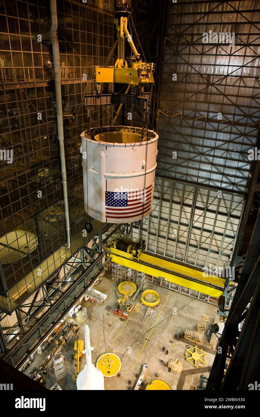 Au Kennedy Space Center de la NASA, une grue soulève l'Ares I-X Super Stack 4 à l'intérieur du bâtiment d'assemblage du véhicule pour l'intégrer à d'autres composants. L'Ares I-X est un véhicule d'essai pour la fusée Ares I, qui fait partie du programme Constellation pour développer de futurs systèmes de vols spatiaux avec équipage. Banque D'Images