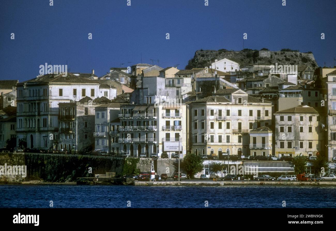 Photographie d'archive des années 1990 de la vue de la ville de Corfou depuis la mer. Banque D'Images