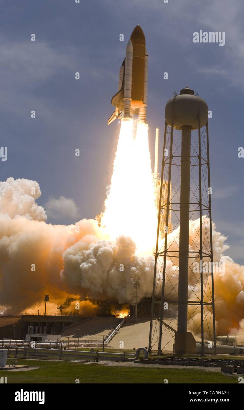 La navette spatiale Atlantis décolle de l’aire de lancement 39A du Kennedy Space Center de la NASA le 14 mai lors de la mission STS-132. Les propulseurs jumelés propulsent Atlantis en orbite pour son 132e vol de navette, le 32e pour Atlantis, et la 34e mission dédiée à l’assemblage et à la maintenance de la Station spatiale internationale. Banque D'Images
