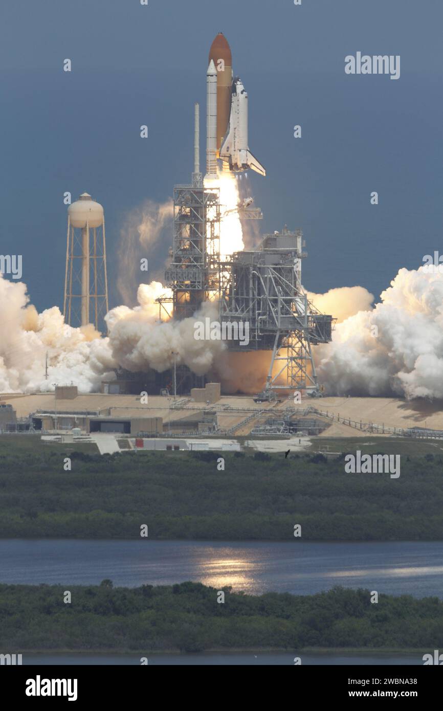 La navette spatiale Atlantis part de la plateforme de lancement 39A du Kennedy Space Center le 14 mai 2010 pour le STS-132 à destination de la Station spatiale internationale. Il s'agit du 32e vol d'Atlantis, de la 132e mission de navette globale, et de la 34e mission axée sur l'assemblage et la maintenance de la station. Banque D'Images