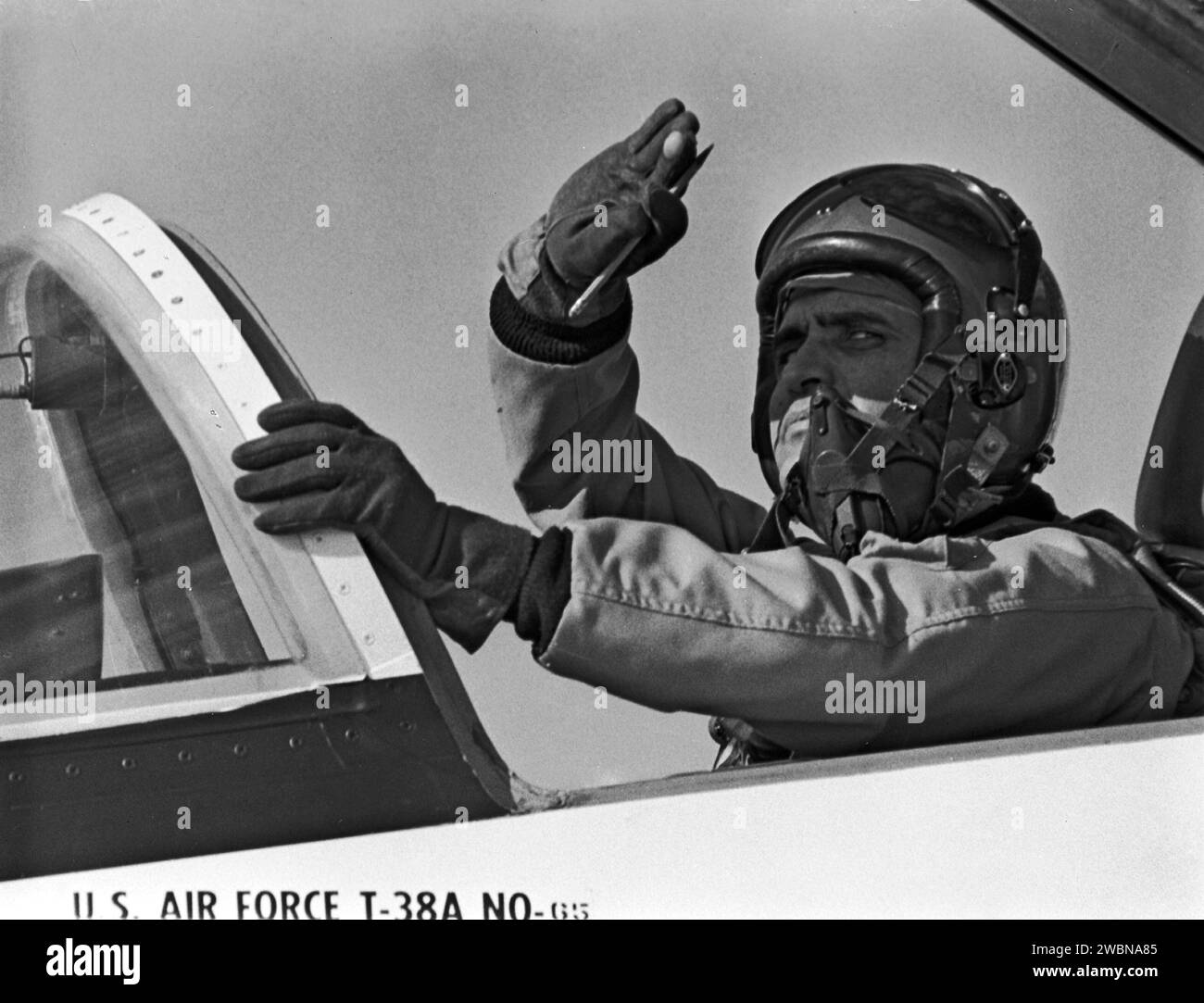 Le pilote du module lunaire Apollo 17 Harrison H. Schmitt fait signe au personnel de l'équipage au sol alors qu'il se prépare à piloter un avion à réaction T-38 aujourd'hui sur un vol d'entraînement au-dessus du port spatial pour affiner ses compétences de vol. Banque D'Images