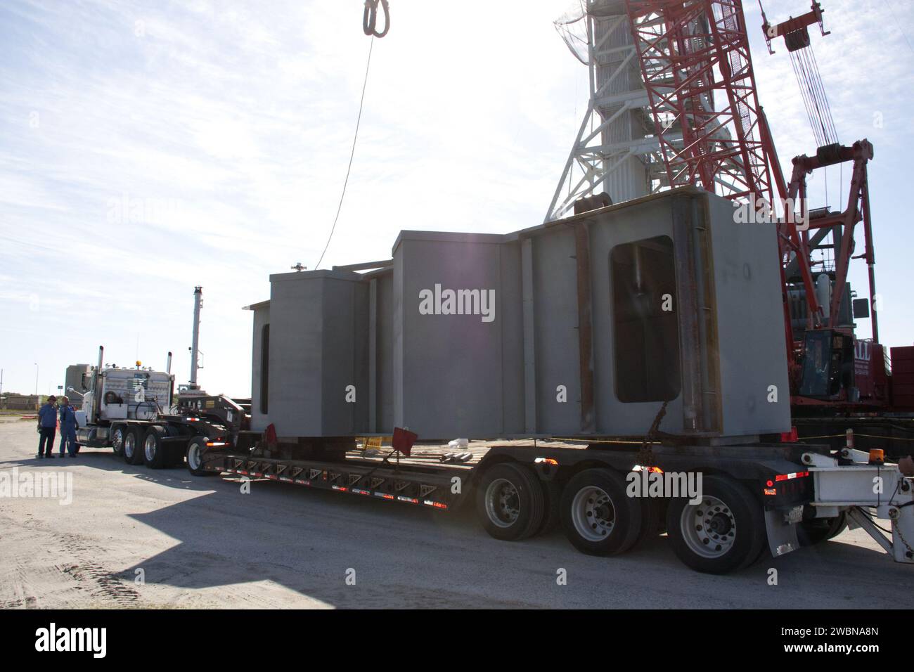 Un tracteur-remorque livre le quatrième segment d'un lanceur mobile de 355 pieds au Kennedy Space Center de la NASA en Floride. Le lanceur est construit au nord du bâtiment d'assemblage de véhicules avec plusieurs plates-formes, et sa base plus légère permet au transporteur à chenilles de soulever la tour et des roquettes plus hautes. Banque D'Images
