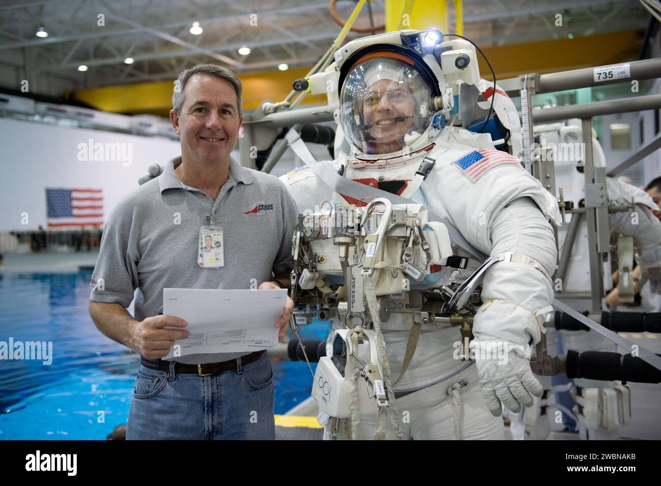 Les membres de l'équipage de STS-130 George Zamka et Steve Robinson aident Robert Behnken et Nick Patrick à se préparer pour la formation NBL STS-120 20a EVA2. Date de la photo : 17 juillet 2009. Emplacement : NBL - piscine Topside. Banque D'Images