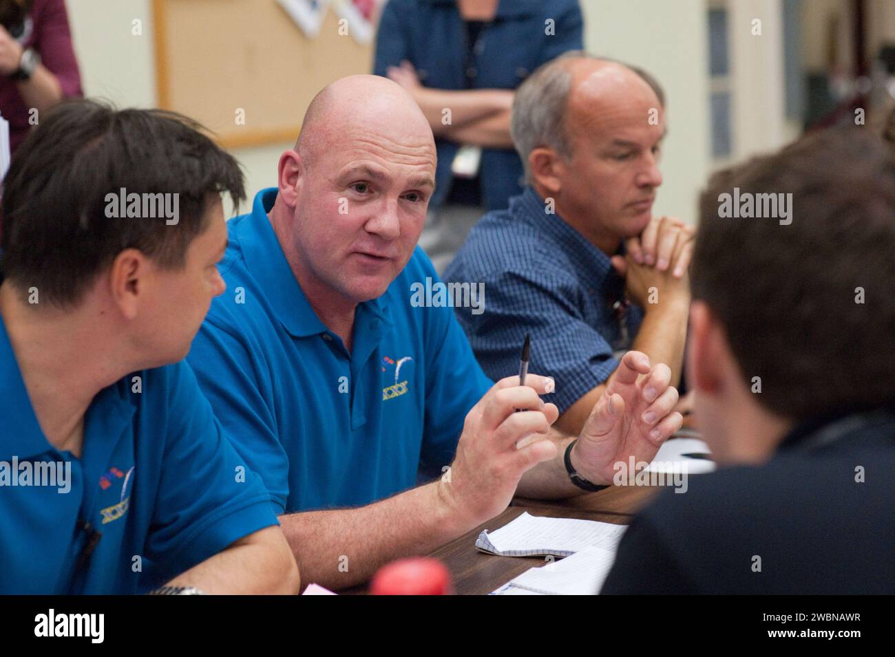 L'équipage des expéditions 30, 31 et 32 a mené une formation sur les scénarios d'urgence sur les maquettes de l'ISS dans le bâtiment 9NW le 14 juillet 2011, afin de s'entraîner à intervenir en cas de dangers potentiels à bord de la station. Banque D'Images