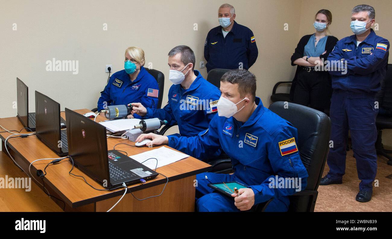 Nhq20202010060003 (6 octobre 2020) --- les membres de l'équipage de l'expédition 64 l'astronaute de la NASA Kate Rubins, à gauche, et les cosmonautes russes Sergey Ryzhikov, au centre, et Sergey Kud-Sverchkov, à droite, de Roscoscoscosmos pratiquent les techniques de rendez-vous sur un simulateur d'ordinateur portable, mardi 6 octobre 2020, à l'Hôtel Cosmonaut à Baïkonour, au Kazakhstan. Le trio devrait se lancer vers la Station spatiale internationale à bord du vaisseau spatial Soyouz MS-17 le 14 octobre. Banque D'Images