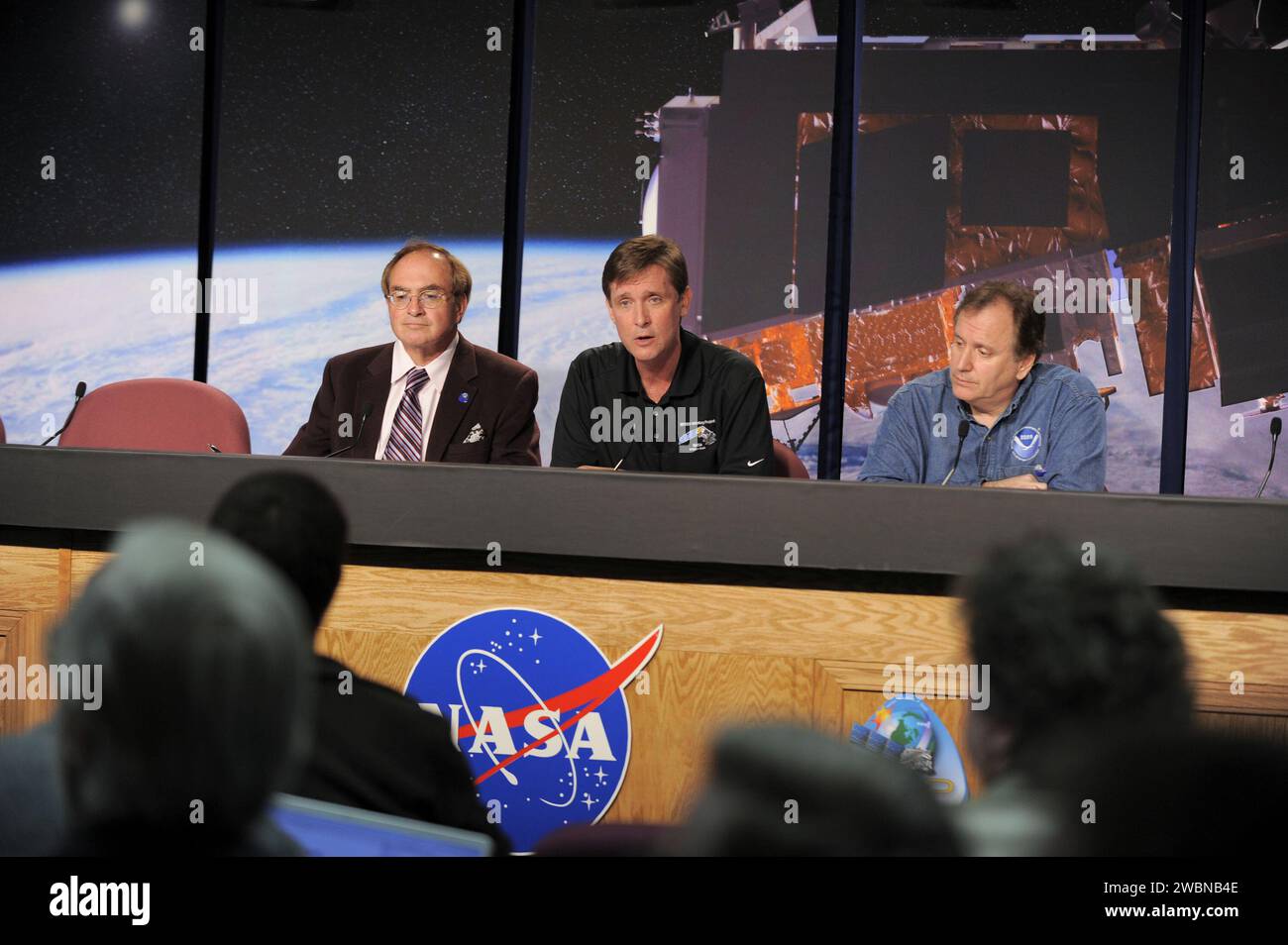 BASE AÉRIENNE DE VANDENBERG, CALIFORNIE -- les participants au briefing scientifique de pré-lancement pour le vaisseau spatial NPP (National Polar-Orbiting Operational Environmental satellite System Preparatory Project) de la NASA se préparent à s'adresser aux membres des médias réunis à la base aérienne de Vandenberg, en Californie. Les panélistes sont, de gauche à droite, George Diller, commentateur du lancement de la NASA, Jim Gleason, scientifique du projet NPP, Goddard Space Flight Center, Greenbelt, Maryland, et Mitch Goldberg, scientifique du programme joint Polar satellite System de la NOAA, Silver Spring, Maryland La centrale nucléaire représente une première étape essentielle dans la construction de la prochaine génération de Banque D'Images