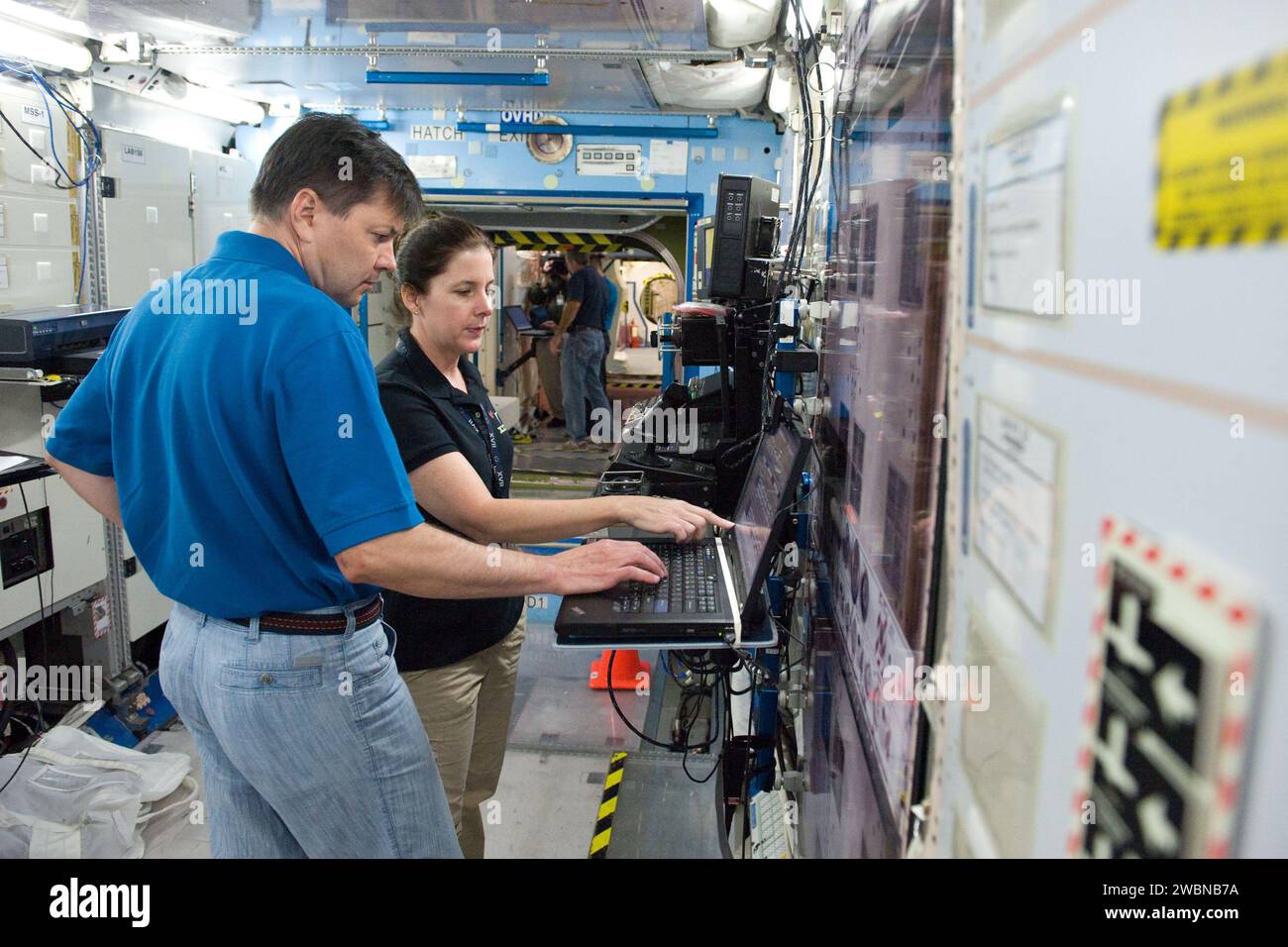 Les astronautes participent à des séances de formation conjointes pour les expéditions 29/30 et 30/31 de l'ISS dans des modules de maquettes dans les installations de la NASA, pratiquant des opérations de routine avec les conseils d'instructeurs le 13 juillet 2011. Banque D'Images