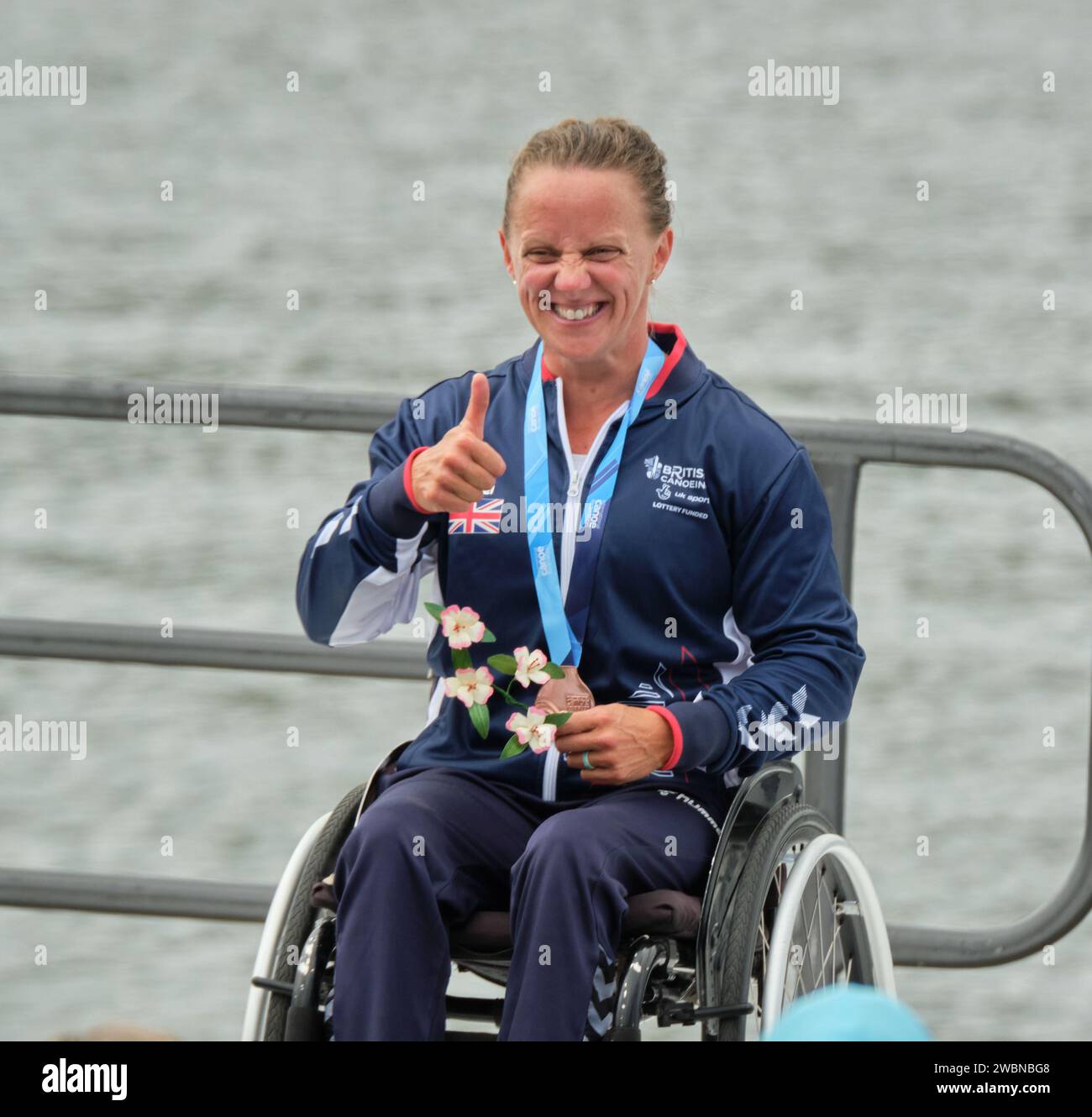 Dartmouth, Canada. 5 août 2022. Emma Wiggs de Grande-Bretagne reçoit sa médaille d'or dans la course féminine Paracanoe VL3 200m World Championships. C'est le dixième titre mondial de Wiggs à ce jour. Les Championnats du monde de canoë-kayak et de paracanoe 2022 de l’ICF ont lieu sur le lac Banook à Dartmouth (Halifax). Banque D'Images