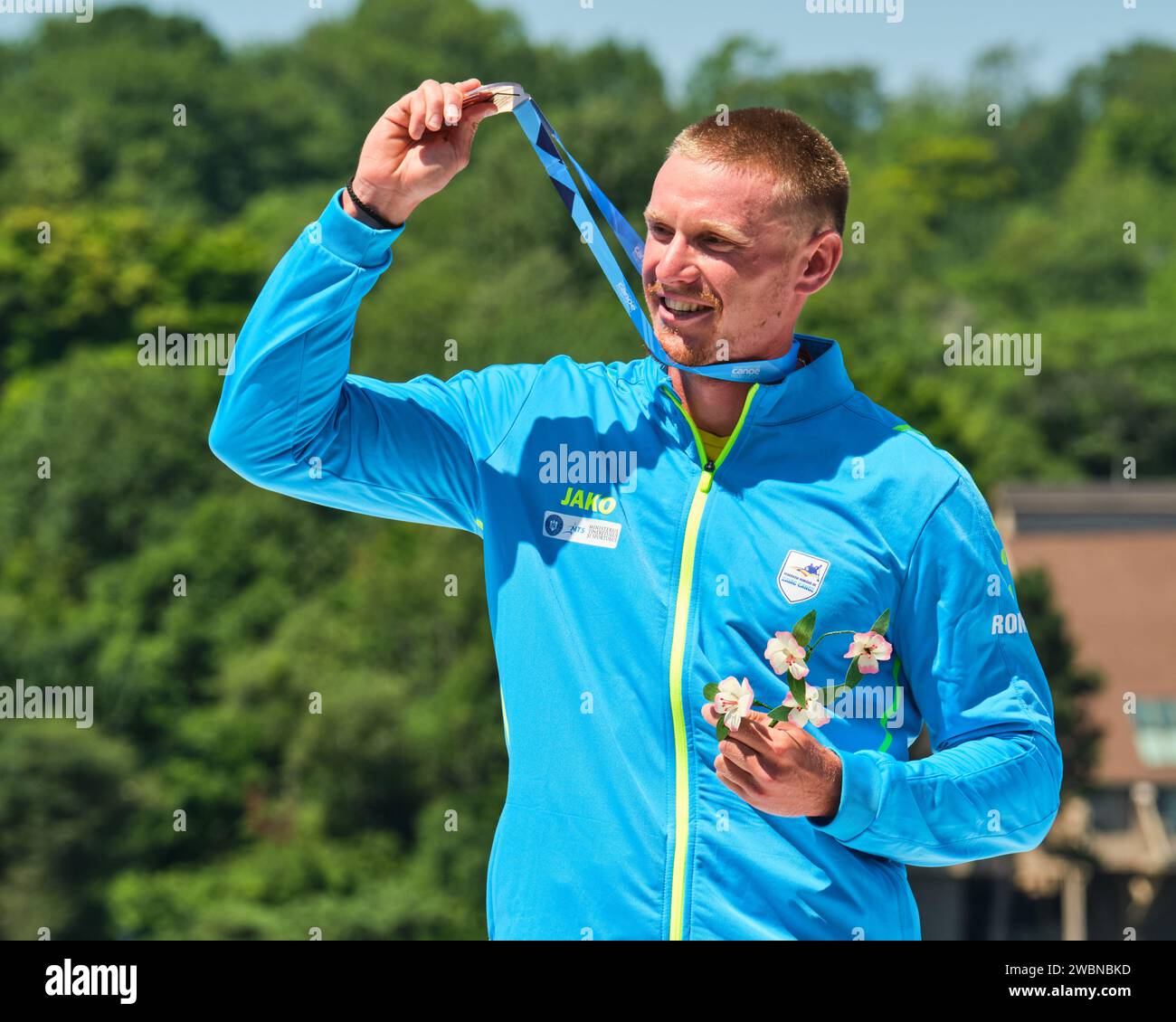 Dartmouth, Canada. 7 août 2022. Médaillés d'or et champion du monde Cătălin Chirilă de Roumanie reçoit sa médaille dans l'épreuve C1 Men 1000m qu'il a remporté par plus d'une seconde complète. Les Championnats du monde de canoë-kayak et de paracanoe 2022 de l’ICF ont lieu sur le lac Banook à Dartmouth (Halifax). Banque D'Images