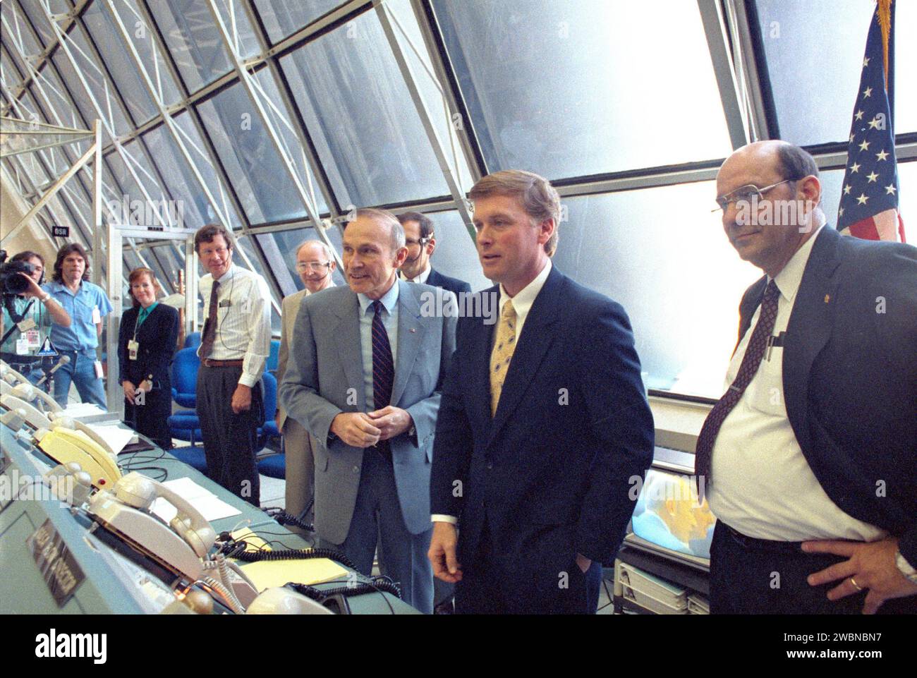 CENTRE SPATIAL KENNEDY, FLA. -- le vice-président Dan Quayle [deuxième à partir de la droite] est informé des activités de la salle de tir pendant le test de démonstration du compte à rebours terminal. Le directeur du lancement Robert Sieck (à gauche de Quayle) et l'administrateur adjoint de la NASA J.R. Thompson (à droite) expliquent le rôle de l'équipe de lancement. Quayle s'est entretenu avec l'équipage de conduite de STS-39 et a rencontré les membres de l'équipe de lancement, a visité les installations du Centre, a prononcé un discours et a tenu une conférence de presse. Banque D'Images