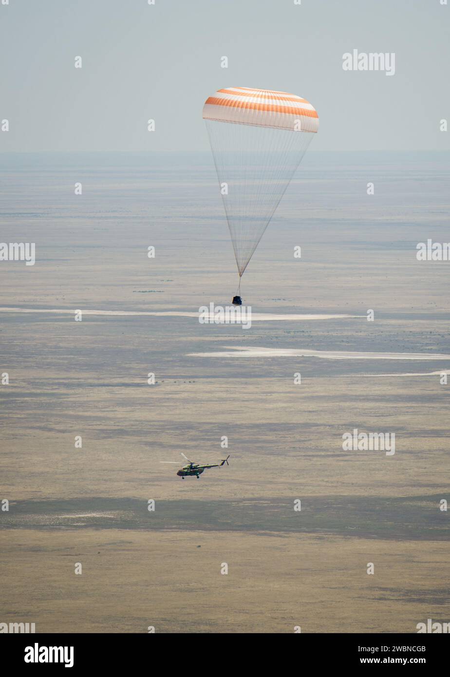 Le Soyouz TMA-03M atterrit près de Zhezkazgan, au Kazakhstan, le 1er juillet 2012. Les membres de l'équipage de l'expédition 31 Oleg Kononenko, Don Pettit et André Kuipers reviennent de plus de six mois à bord de la Station spatiale internationale. Banque D'Images