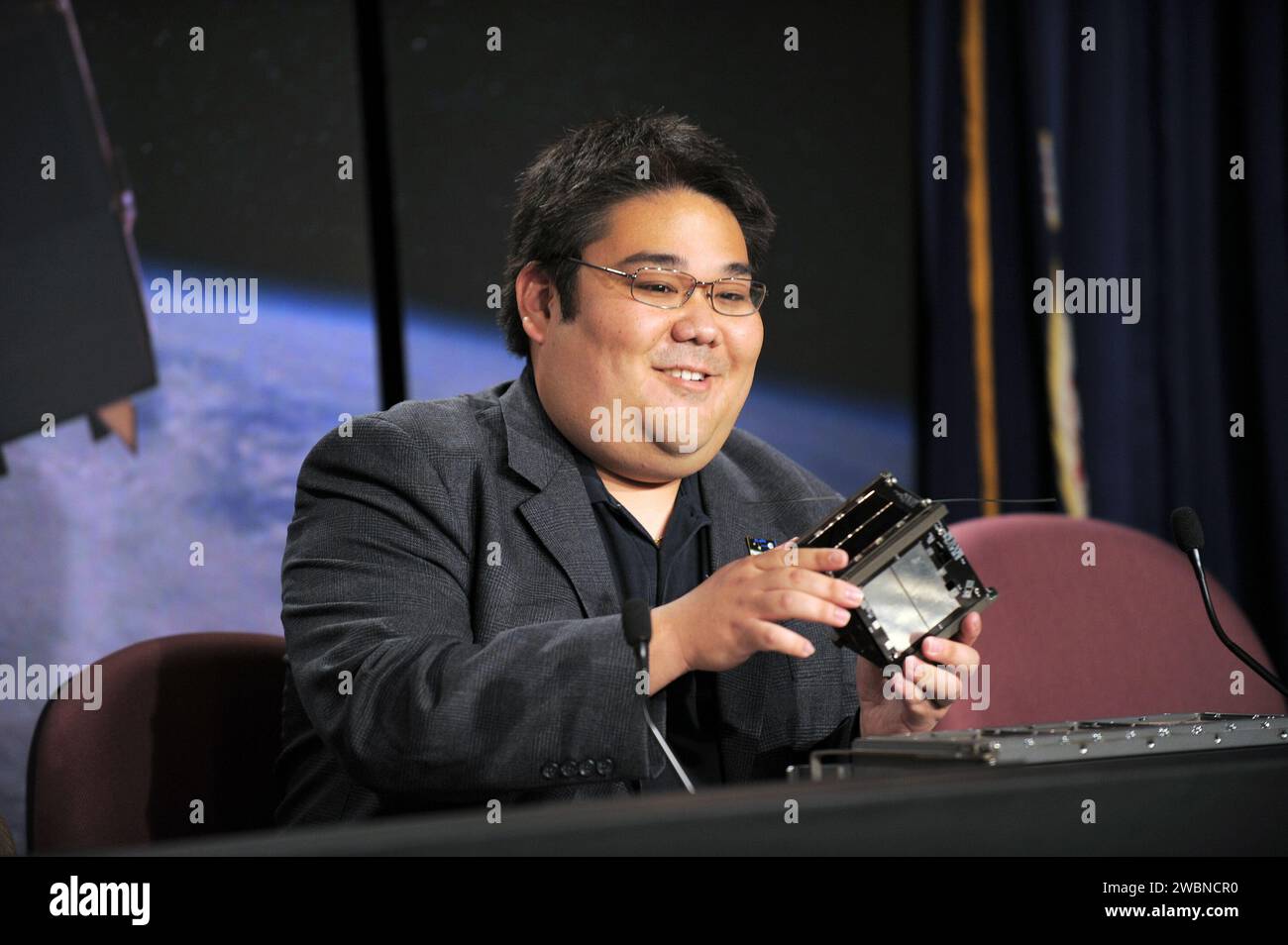 Roland Coelho de Cal poly participe à un briefing de pré-lancement à la base aérienne de Vandenberg pour cinq charges utiles de recherche CubeSat à bord de la fusée Delta II pour la troisième mission de nanosatellite ELaNa de la NASA lors du lancement de la NPP. Banque D'Images