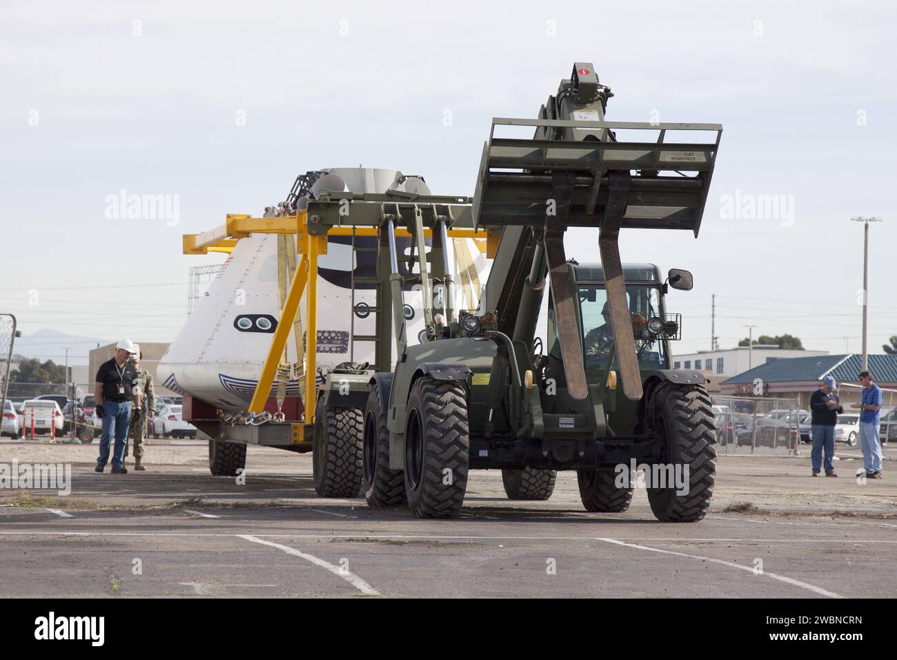 SAN DIEGO, Californie – Le véhicule d’essai standard Orion est arrivé à la base navale américaine San Diego en Californie, et est en préparation pour être chargé à bord de l’USS San Diego. Orion a été transporté dans le pont de puits du navire à environ 100 miles au large pour un test de récupération en cours. La NASA et l'US Navy effectuent des tests pour préparer la récupération du module d'équipage Orion, de la couverture avant de la baie et des parachutes à son retour d'une mission spatiale profonde. L'essai de rétablissement en cours permettra aux équipes de démontrer et d'évaluer les processus, les procédures, le matériel et le personnel de rétablissement en eaux libres. Le Gro Banque D'Images