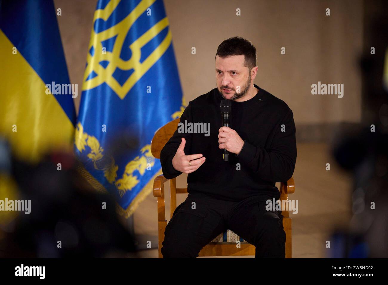 Riga, Lettonie. 11 janvier 2024. Le président ukrainien Volodymyr Zelenskyy répond à une question lors d'une conférence de presse au Musée national d'histoire letton, le 11 janvier 2024 à Riga, Lettonie. Crédit : Présidence ukrainienne/Bureau de presse présidentiel ukrainien/Alamy Live News Banque D'Images