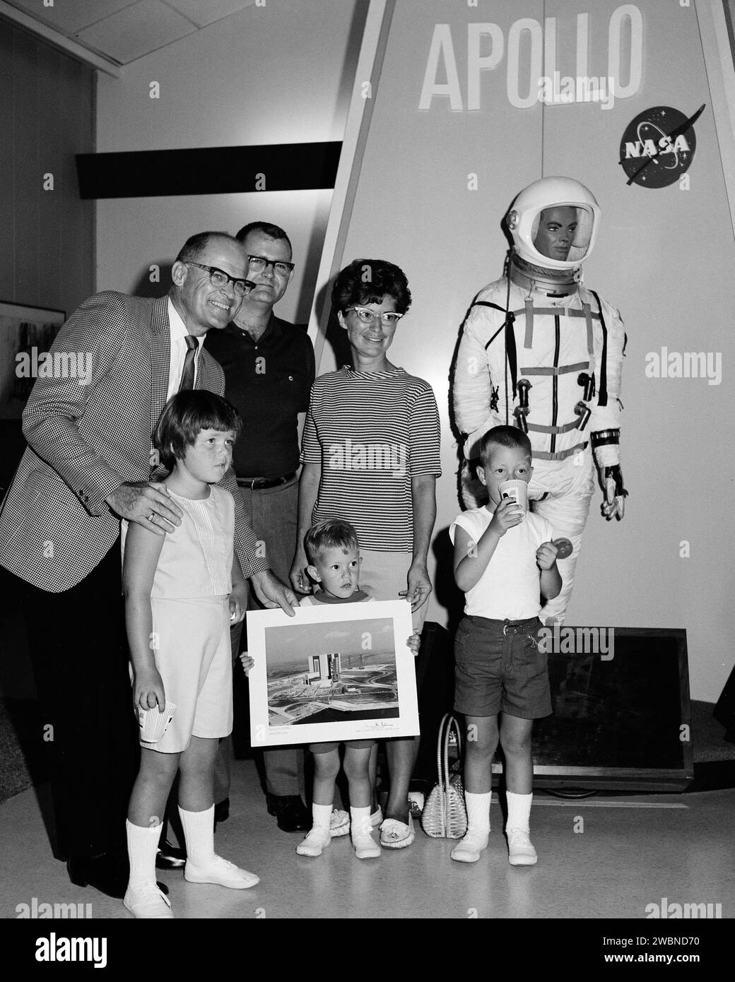 Le 500 000e visiteur, Donald Jackson, est accueilli au centre d'information touristique du Kennedy Space Center de la NASA sur l'île de Merritt. Le visiteur historique a visité le centre avec sa famille lors d'une visite en bus escorté. Banque D'Images