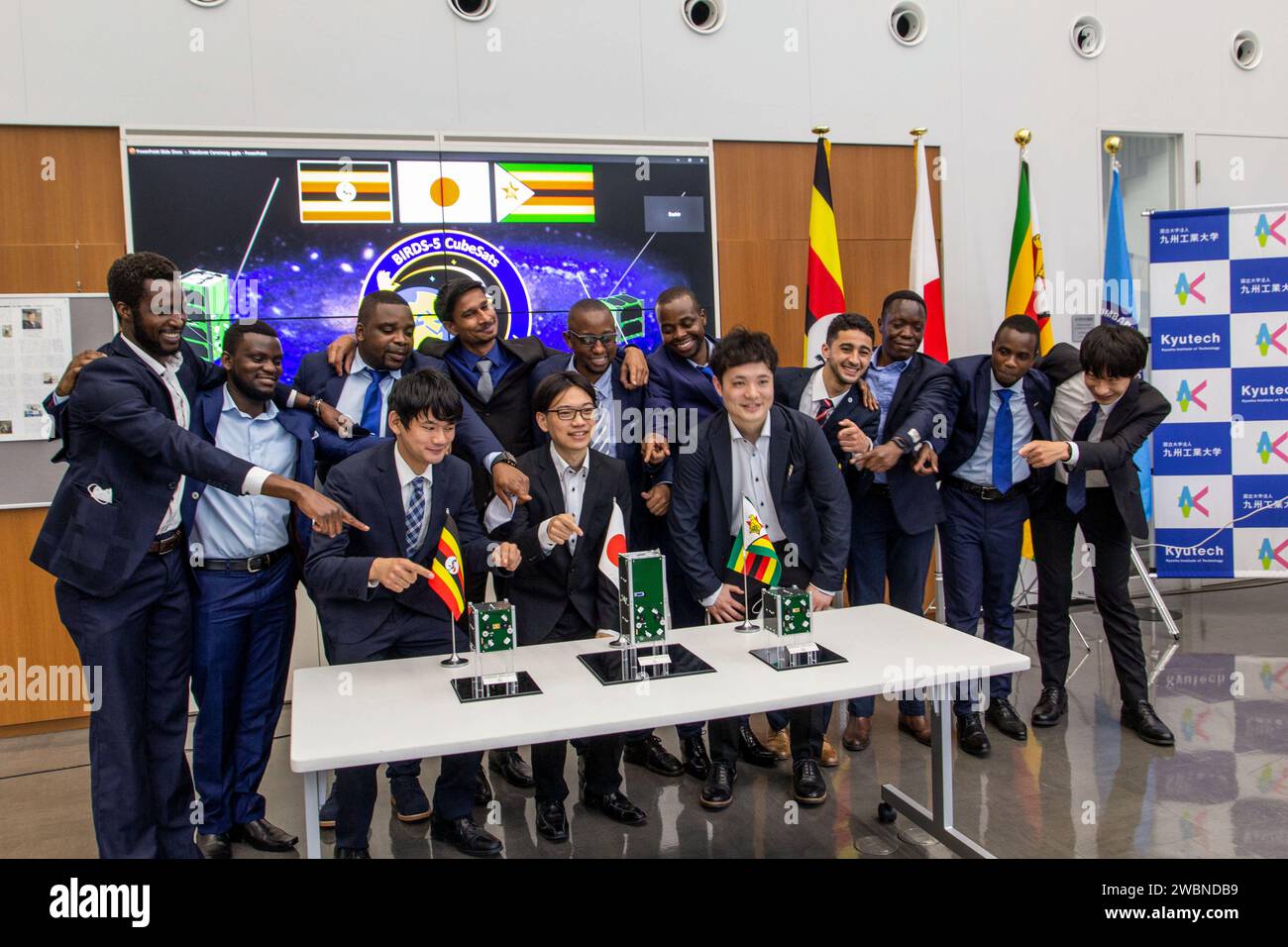 Les équipes BIRDS-5 de l'Ouganda, du Zimbabwe et du Japon ont posé avec leurs CubeSats lors de la cérémonie de passation le 10 septembre 2020. Le projet, dirigé par l'Institut de technologie de Kyushu depuis 2015, vise à développer des programmes spatiaux durables dans les pays participants. Les CubeSats BIRDS-5 doivent être déployés à partir de la Station spatiale internationale. Banque D'Images
