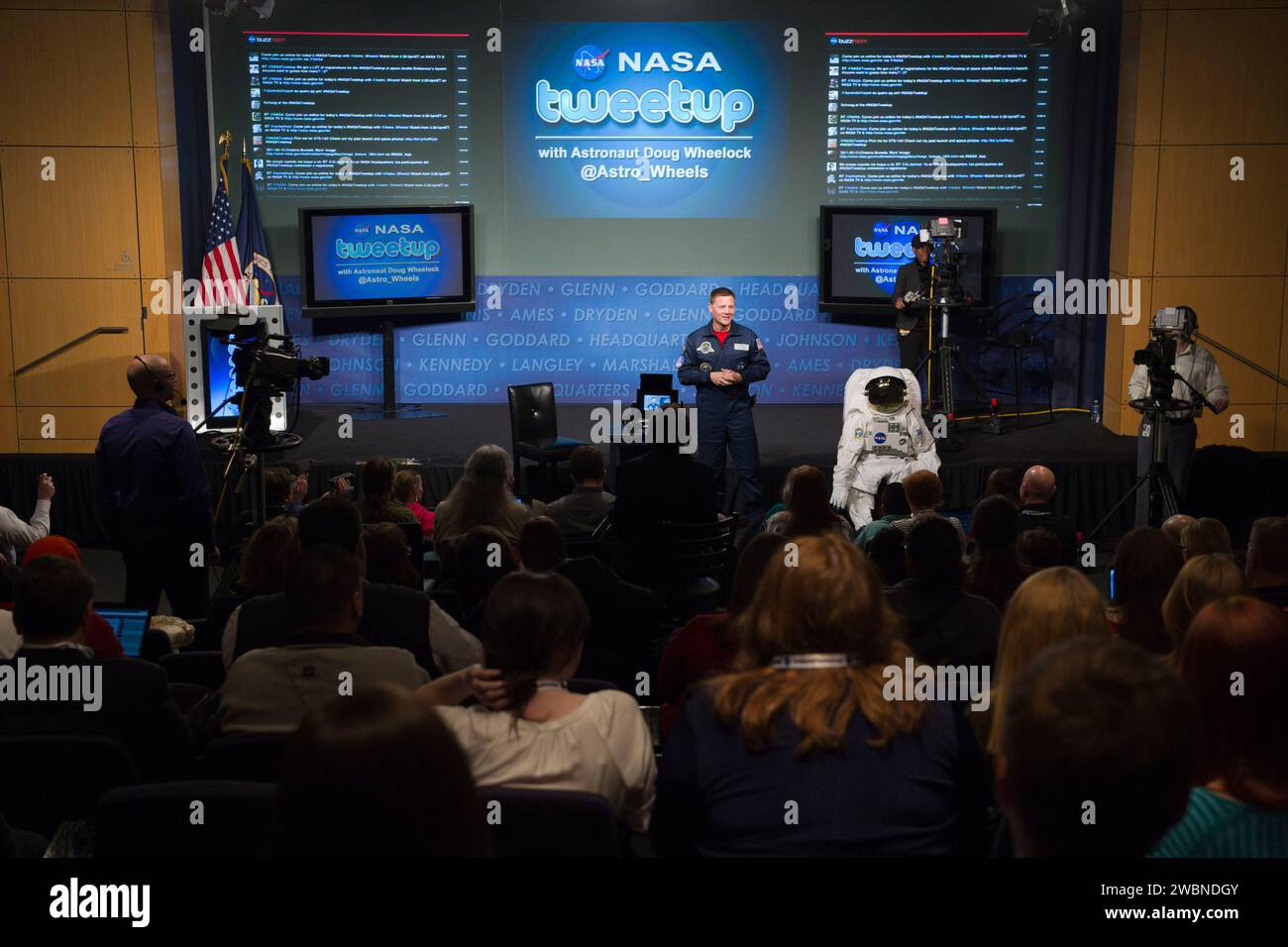 L'astronaute Doug Wheelock parle de ses expériences de vie sur la Station spatiale internationale lors d'un tweetup au siège de la NASA à Washington, le mercredi 16 mars 2011. Wheelock, qui a accumulé un total de 178 jours dans l'espace, a pris le commandement de la Station spatiale internationale et de l'équipage de l'expédition 25. Au cours de l'expédition 25, il y a eu plus de 120 expériences en microgravité dans les domaines de la recherche humaine, de la biologie et de la biotechnologie, des sciences physiques et des matériaux, du développement technologique et des sciences de la Terre et de l'espace. Wheelock a également répondu à un arrêt d'urgence de la moitié de l'aire de la station Banque D'Images