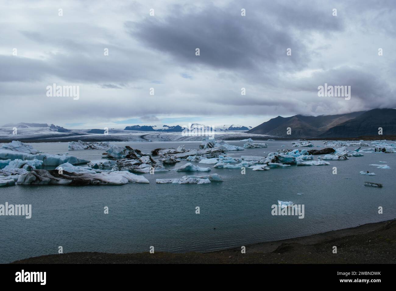 Titre : vue panoramique du lac gelé contre le ciel - lagune glaciaire Banque D'Images