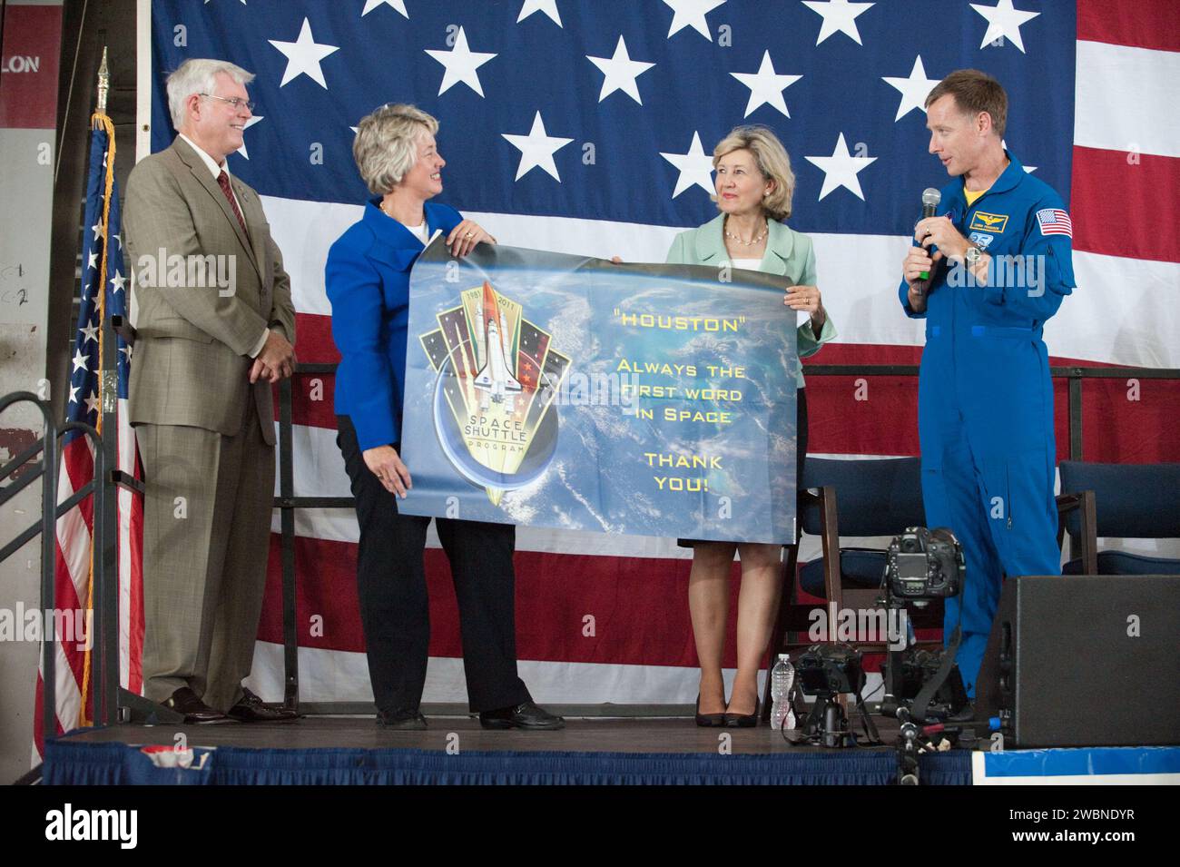 JSC2011-F-070276 (22 juillet 2011) --- le directeur du Johnson Space Center (JSC) de la NASA, Michael L. Coats (à gauche), la mairesse de Houston, Annise Parker, le sénateur américain Kay Bailey Hutchison (R.-Texas) et l'astronaute de la NASA Chris Ferguson, commandant STS-135, sont photographiés lors de la cérémonie de retour de l'équipage STS-135 Field, le 22 juillet 2011 à Ellington Field près de JSC. Banque D'Images