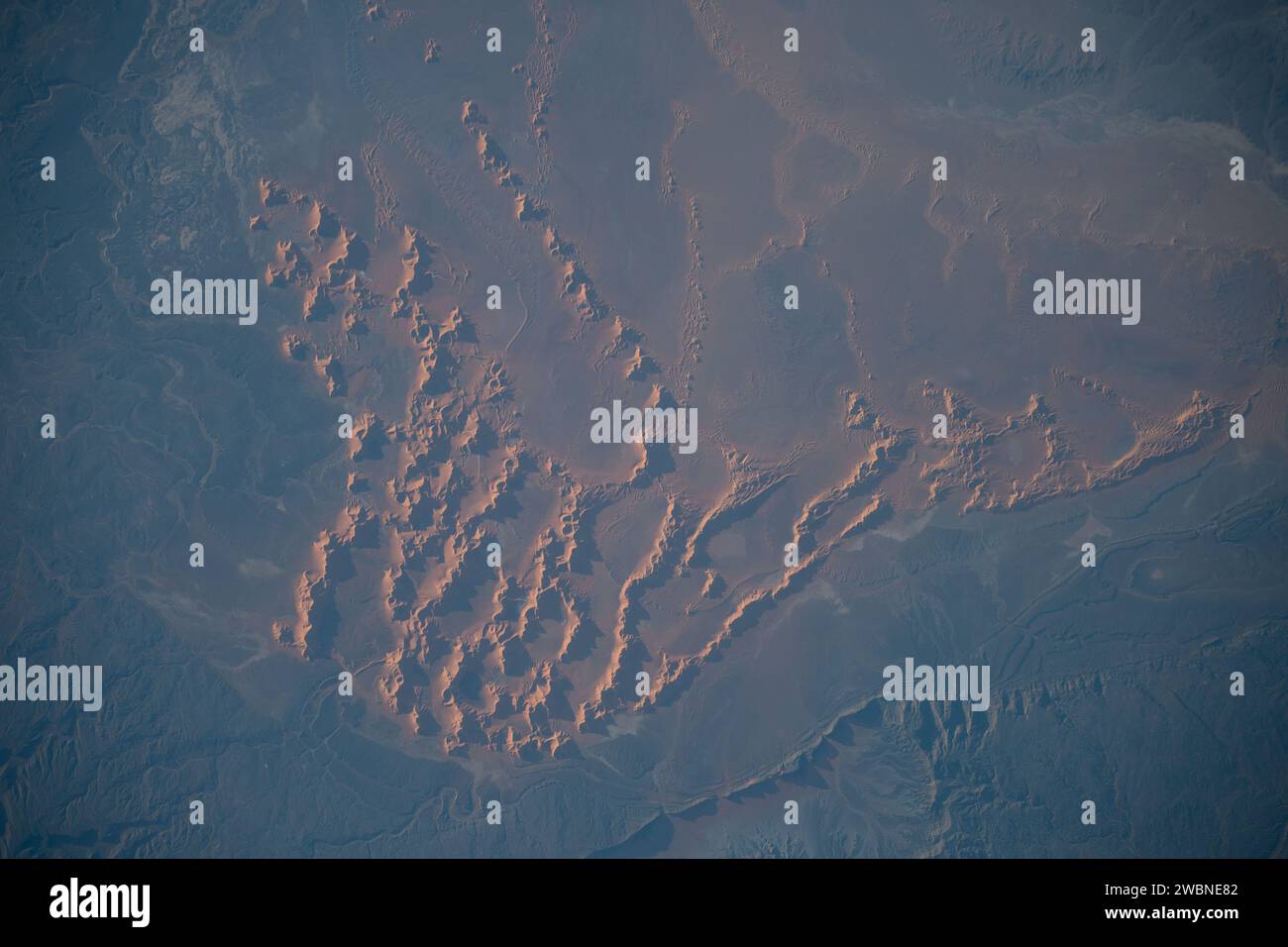 Les dunes de sable et les massifs rocheux du désert algérien sont photographiés depuis la Station spatiale internationale à une altitude de 260 miles au-dessus du nord de l'Afrique. Banque D'Images