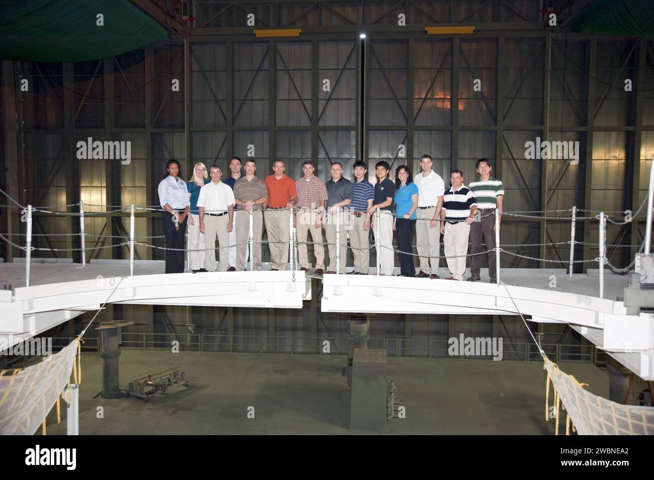 Dans le bâtiment d'assemblage de véhicules du Kennedy Space Center de la NASA en Floride, la classe des candidats astronautes de 2009 (ASCANs) a posé pour une photo de groupe. Les astronautes de la NASA Jeanette Epps, Kathleen Rubins, Mark T. Vande, Kjell Lindgren, Scott D. Tingle, Michael S. Hopkins, Jack D. Fischer, Serena M. Aunon ; les astronautes de l'ASC David Saint-Jacques, Jeremy Hansen ; et les astronautes de la JAXA Kimiya Yui, Takuya Onishi et Norishige Kanai. Banque D'Images