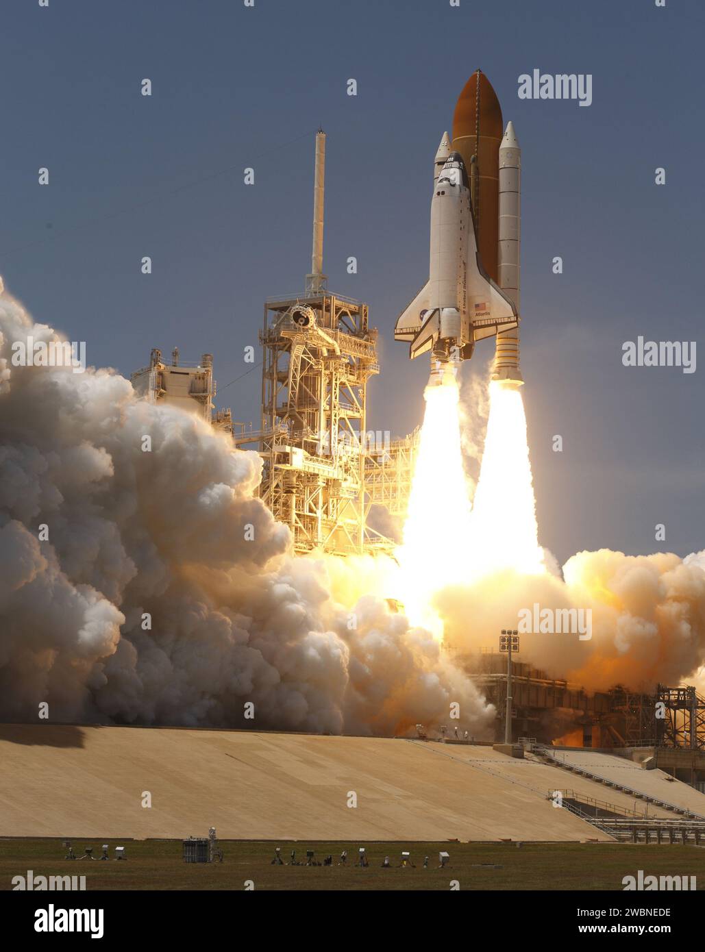 La navette spatiale Atlantis a décollé de l'aire de lancement 39A au Kennedy Space Center le 14 mai pour le STS-132, le 132e vol de la navette et la 34e mission d'assemblage de la station. Un panache d'échappement s'est formé sous la plate-forme du lanceur mobile pendant le lancement. Ce vol est le 32e d’Atlantis et se concentre sur les opérations d’assemblage et de maintenance de la Station spatiale internationale. Banque D'Images