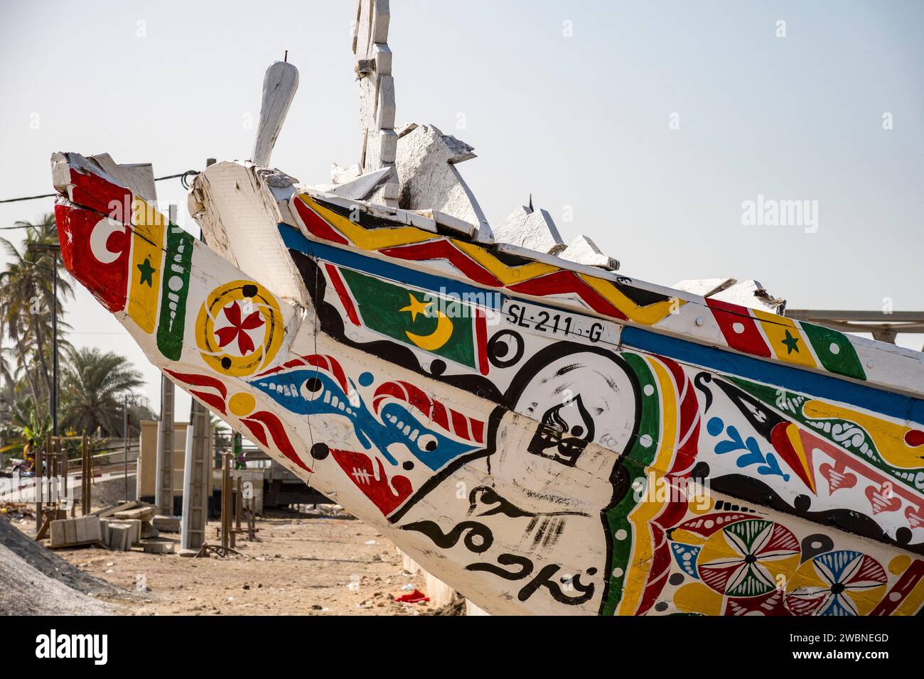 Afrique de l'Ouest, Sénégal, Saint Louis. Proue peinte d'un bateau de pêche ou pirogue sur l'estuaire du fleuve Sénégal. Banque D'Images