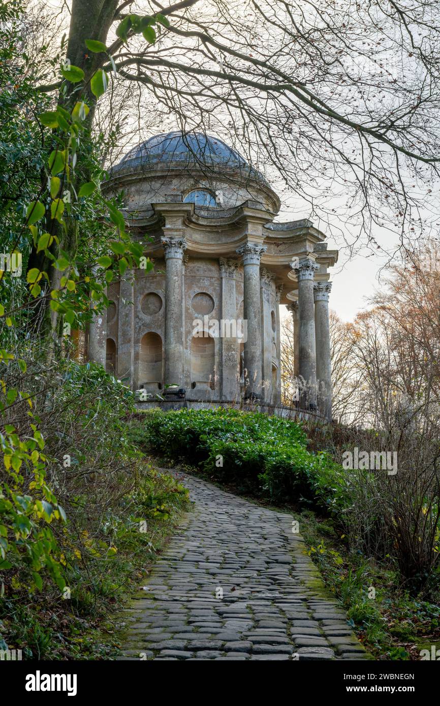 Photo des dernières couleurs d'automne au Temple d'Apollon dans les jardins de Stourhead. Banque D'Images