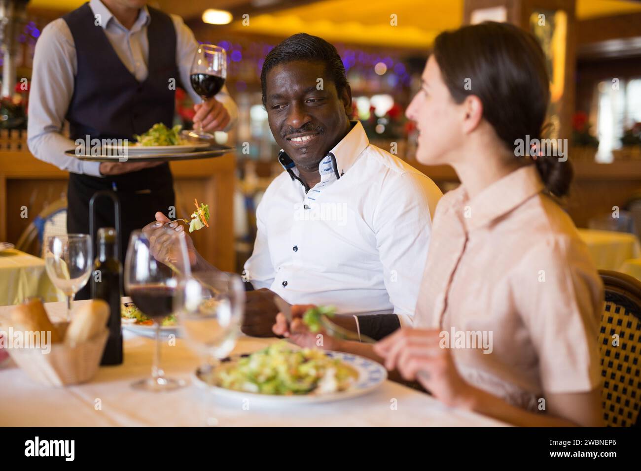 Joyeux homme et femme datant dans le restaurant Banque D'Images