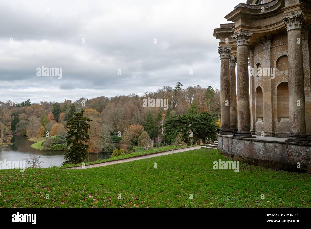 Photo des dernières couleurs d'automne au Temple d'Apollon dans les jardins de Stourhead. Banque D'Images