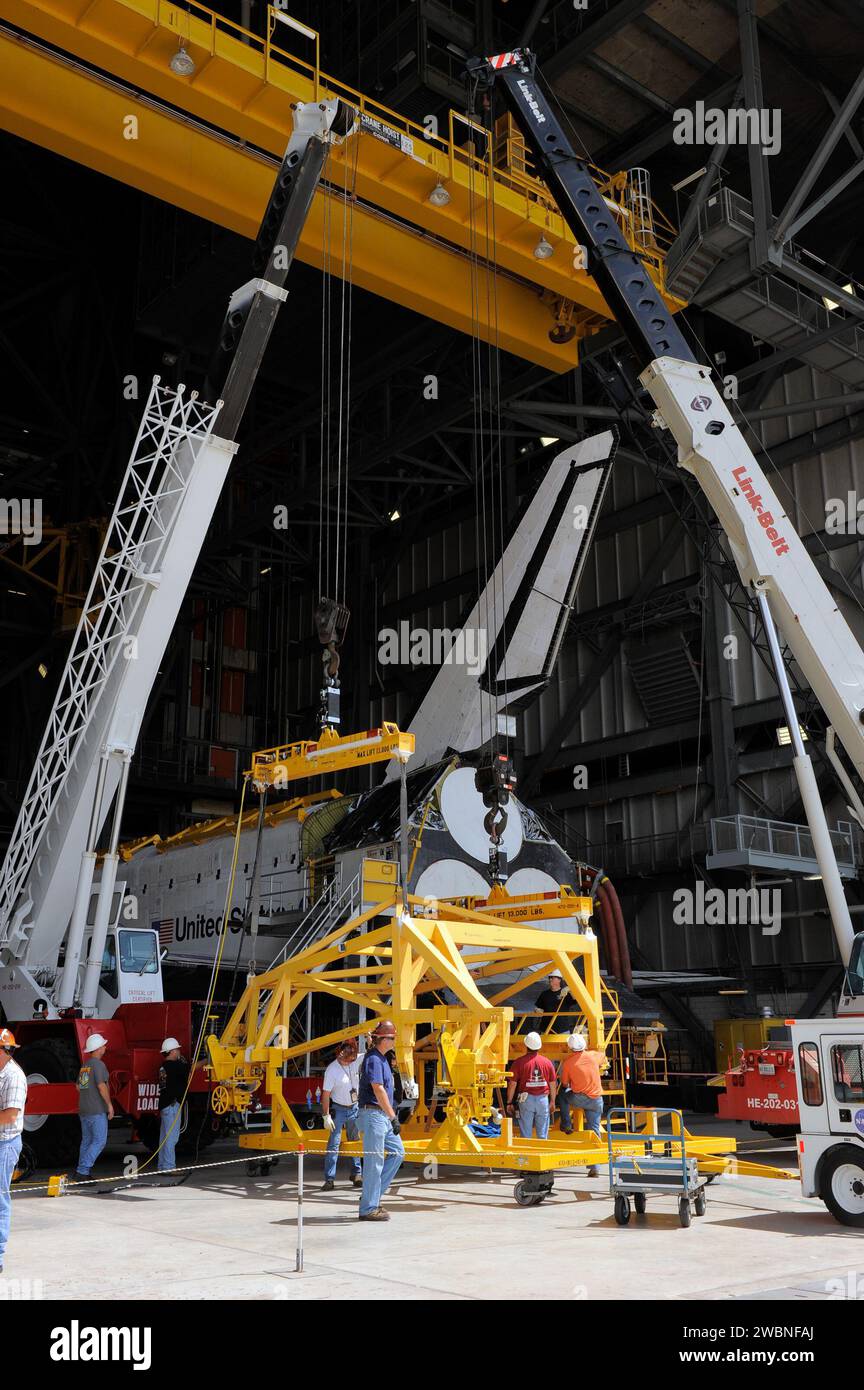 Les techniciens effectuent le test OMS POD Mate sur la navette spatiale Endeavour pour s'assurer que l'installation de l'écran Smithsonian est correcte. Banque D'Images