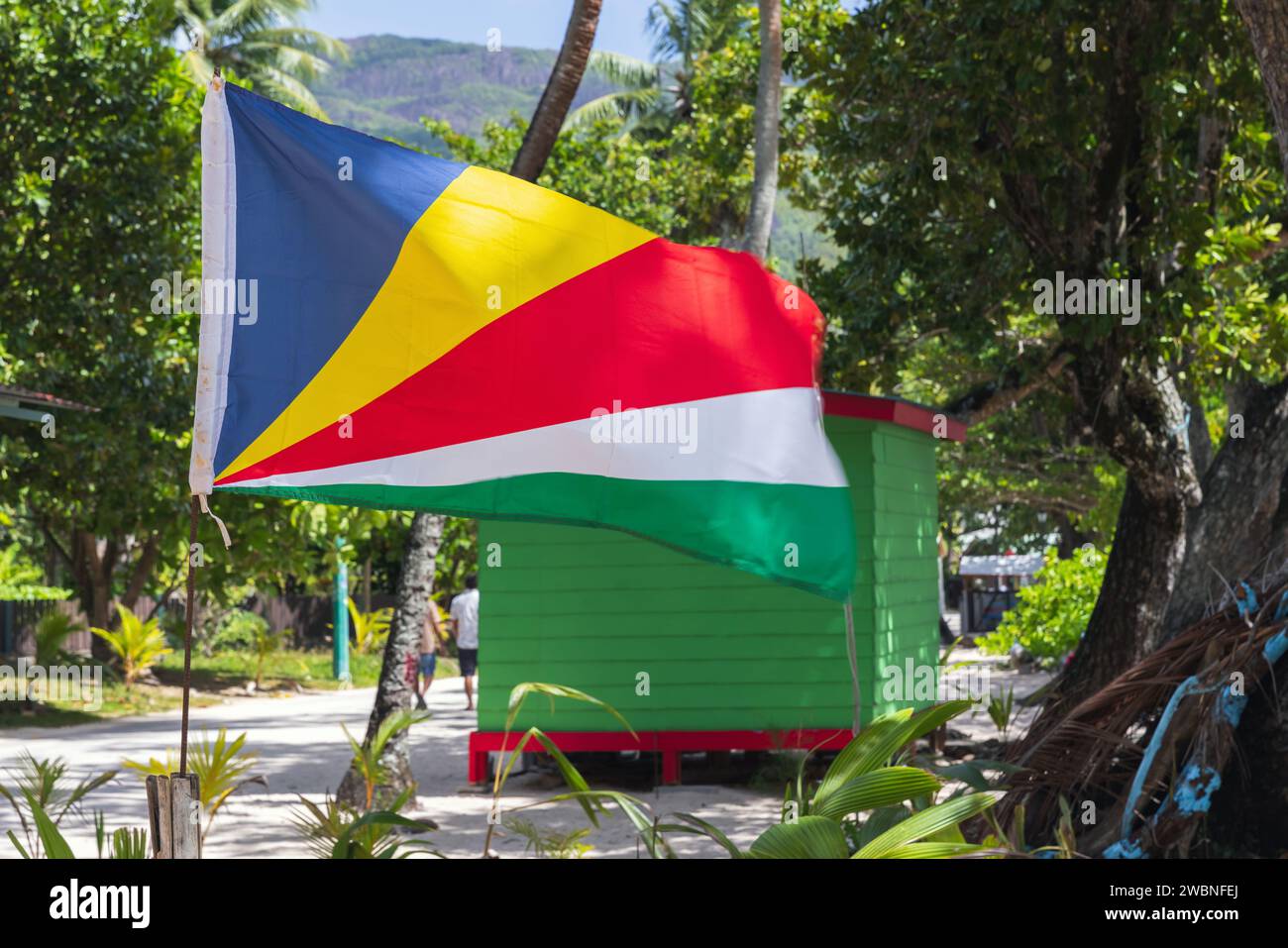 Drapeau des Seychelles monté sur un poteau ondulant sur le vent un jour d'été Banque D'Images