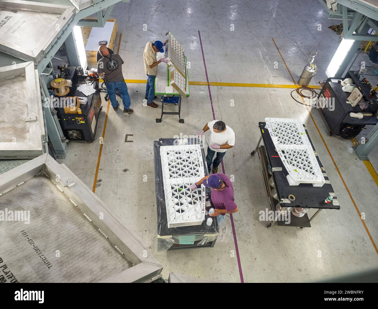 Les composants des engins spatiaux Orion EM-1 sont assemblés et testés dans les installations de la NASA pour assurer leur préparation aux opérations de la mission d'exploration-1 et d'Artemis I. Banque D'Images