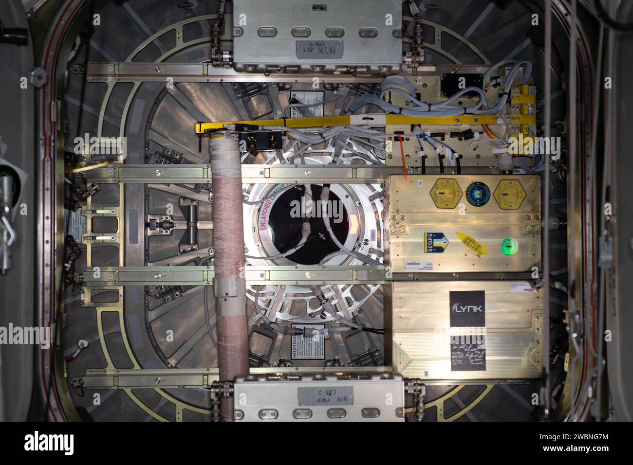 Iss063e010534 (5/10/2020) --- Une vue depuis le module Unity à bord de la Station spatiale internationale (ISS) de la trappe Northrop Grumman NG-13. Attaché à l'écoutille est le petit déployeur de satellite de lance-pierre chargé de deux CubeSats qui seront déployés en orbite terrestre après que Cygnus ait quitté le laboratoire orbital le 11 mai 2020. L'enquête SEOPS-UbiquitiLink démontre le postulat selon lequel les petits satellites/nano satellites peuvent effectuer des missions de communication vitales et fournir des services de communication précieux. L'enquête SEOPS-WIDAR démontre des technologies qui augmentent l'util Banque D'Images