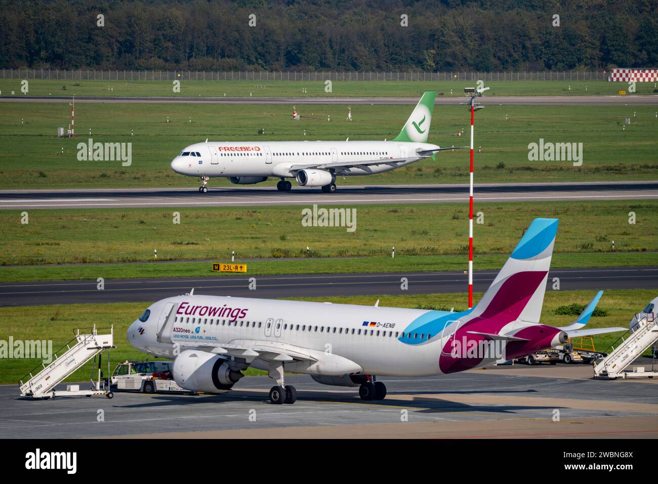 Aéroport de Düsseldorf, Freebird Airbus A321-200 au décollage, Eurowings Airbus A321-200, en position parking Banque D'Images