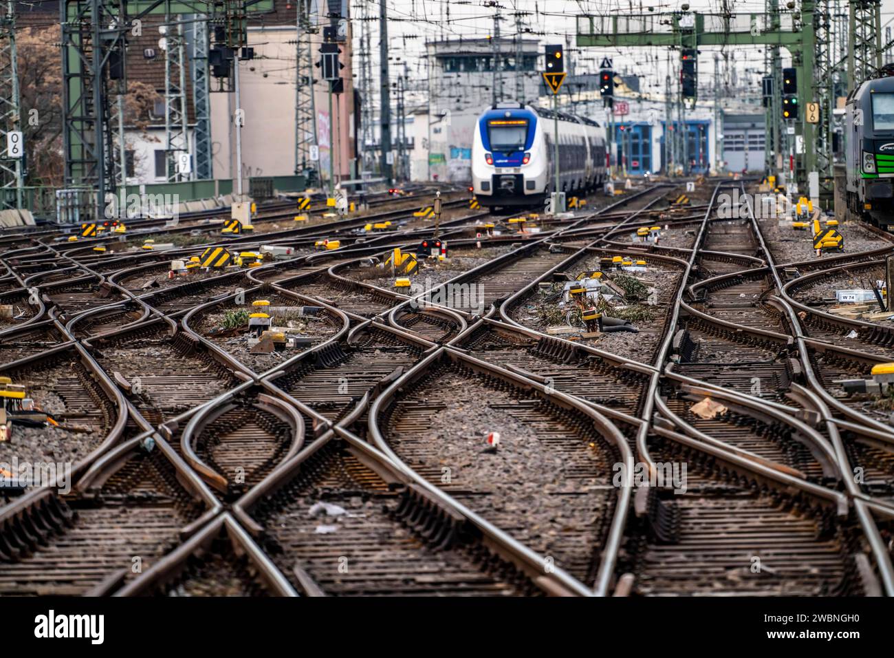 Kölner Hauptbahnhof, Gleise an der Westseite, Oberleitungen, signalisation, Weichen, Schienenstränge, Köln, NRW, Deutschland, HBF Köln *** Gare principale de Cologne, voies sur le côté ouest, lignes aériennes, signaux, points, lignes ferroviaires, Cologne, NRW, Allemagne, gare centrale de Cologne Banque D'Images