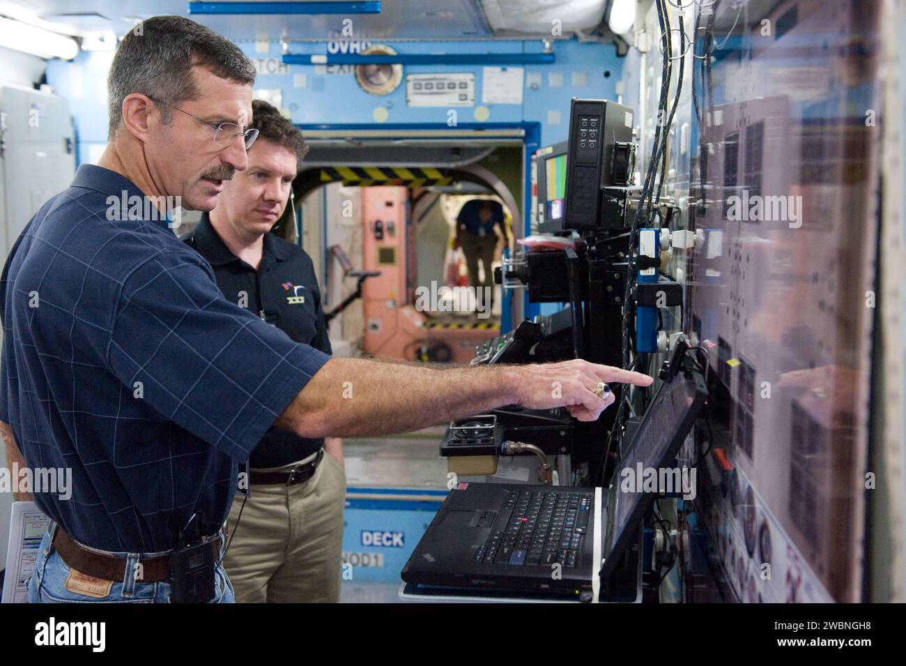 Les membres d'équipage participent à des opérations de routine simulées pour les expéditions 29/30 et 30/31 de l'ISS dans les modules de maquettes de la NASA, travaillant sous la supervision d'instructeurs le 13 juillet 2011. Banque D'Images