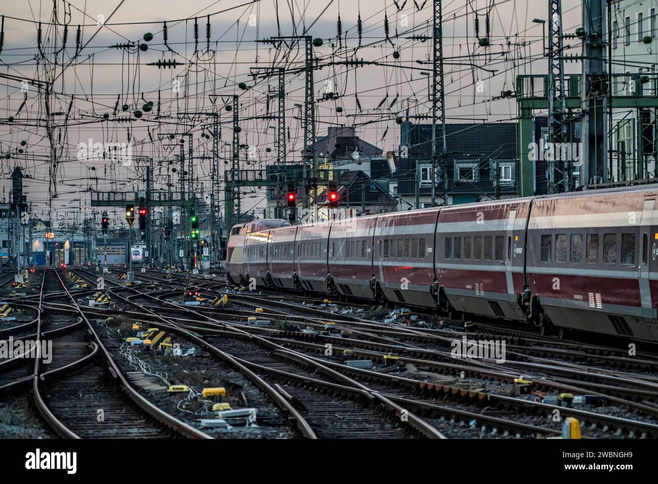 Eurostar Zug auf dem Weg nach Brüssel, Kölner Hauptbahnhof, Gleise an der Westseite, Oberleitungen, signalisation, Weichen, Schienenstränge, Köln, NRW, Deutschland, HBF Köln *** train Eurostar en route pour Bruxelles, gare centrale de Cologne, voies du côté ouest, lignes aériennes, signaux, aiguillages, lignes ferroviaires, Cologne, NRW, Allemagne, gare centrale de Cologne Banque D'Images