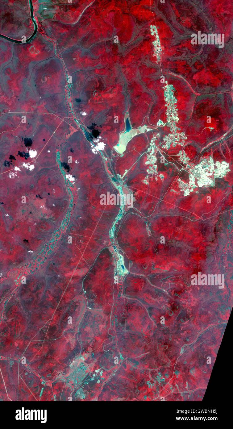 Aldan est le centre administratif du district d'Aldansky, en Sibérie, en Russie, fondé en 1923 après la découverte de gisements d'or et d'uranium. La zone montre des rivières avec des tas de détérioration provenant du dragage et des tas de résidus provenant de bandes et d'exploitation minière souterraine. Image acquise le 31 juillet 2019, couvrant 30,8 sur 53 km à la latitude 58,6 N, longitude 125,4 E. Banque D'Images
