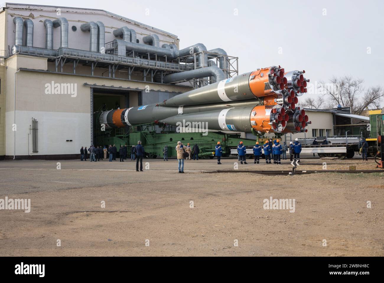 Jsc2020e016987 - au cosmodrome de Baïkonour, au Kazakhstan, le vaisseau spatial Soyouz MS-16 et son propulseur sont transportés du bâtiment d'intégration à la rampe de lancement du site 31 le 6 avril pour les derniers préparatifs du lancement. Les membres d'équipage de l'expédition 63 Chris Cassidy de la NASA et Anatoly Ivanishin et Ivan Vagner de Roscosmos devraient se lancer à bord du Soyouz MS-16 avril 9 pour une mission de six mois et demi sur la Station spatiale internationale...NASA/Victor Zelentsov. Banque D'Images