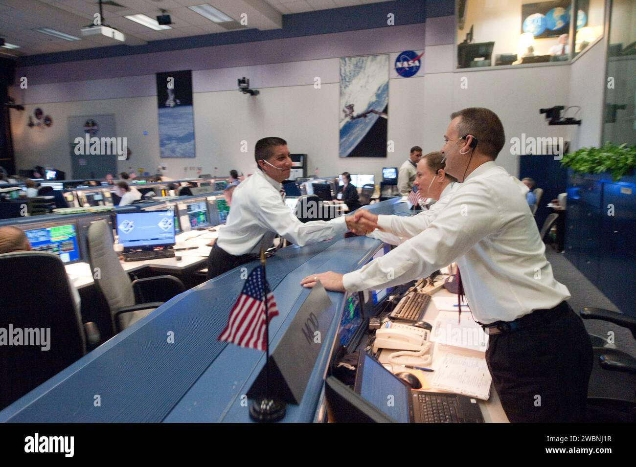Les contrôleurs de vol STS-135 sont à leurs consoles dans le B.30S WFCR et le SMG lors de la dernière mission de la navette spatiale de la NASA le 8 juillet 2011. Banque D'Images