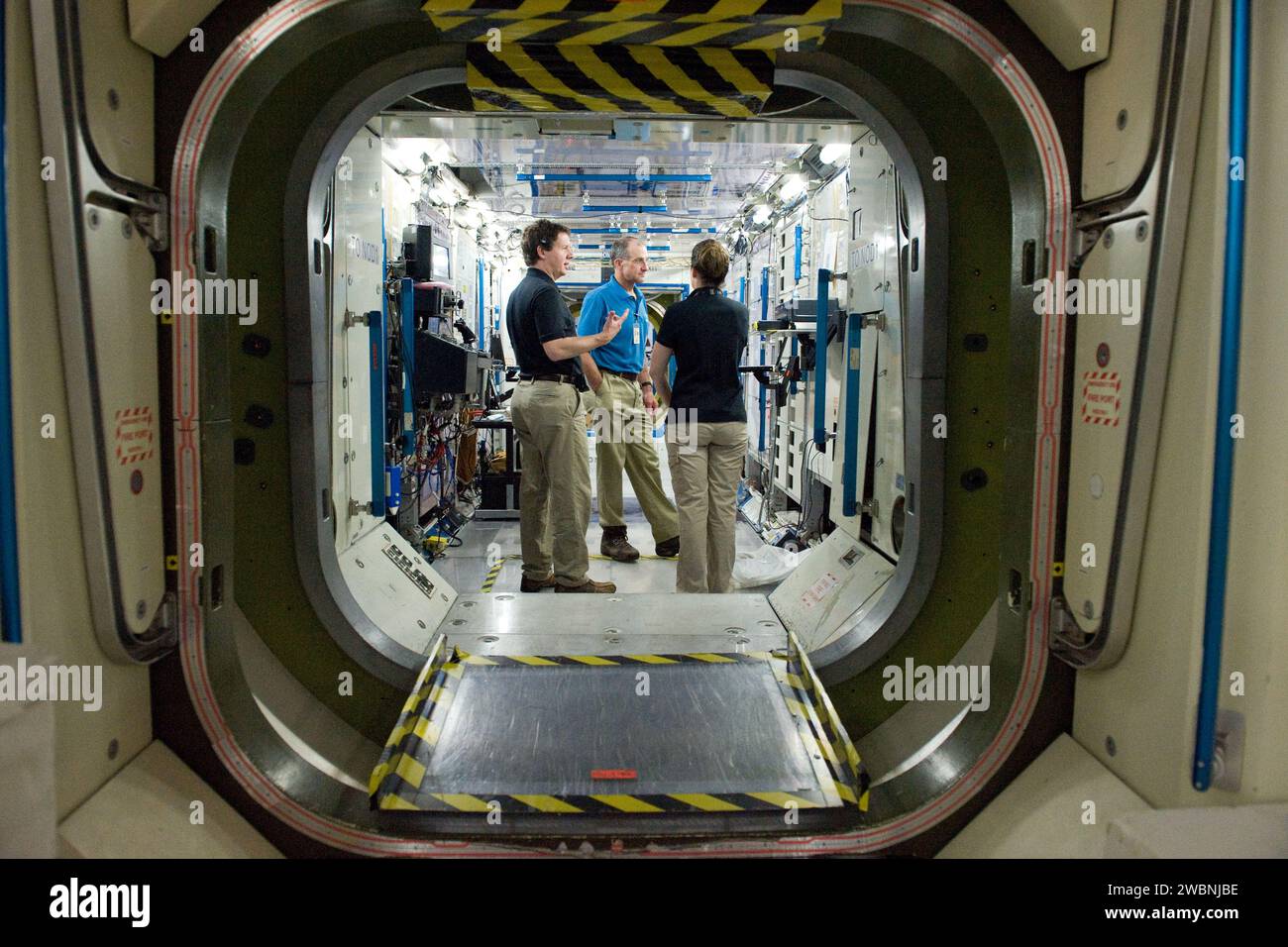 Les astronautes mènent des exercices d'entraînement conjoints pour les expéditions 29/30 et 30/31 de l'ISS en utilisant des modules de maquette dans les installations de la NASA pour pratiquer les opérations de routine et le travail d'équipe sous la direction d'instructeurs. Banque D'Images