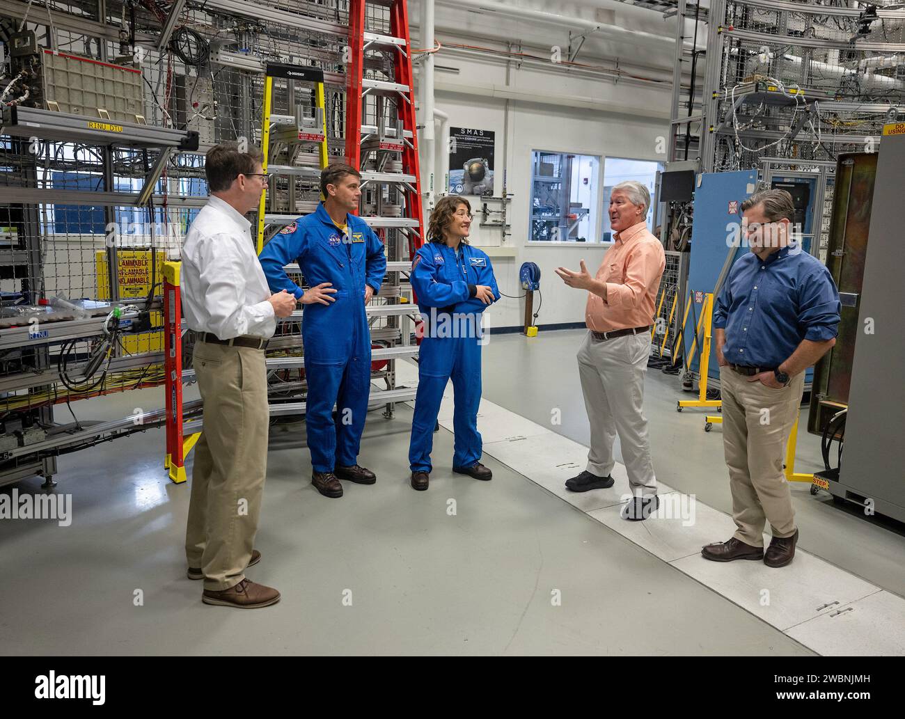 Les astronautes Victor Glover, Reid Wiseman, Christina Koch et Jeremy Hansen de la NASA et de l'ASC ont visité le Marshall Space Flight Center, en Alabama, signé l'adaptateur d'étage Orion, examiné les systèmes de fusée SLS et observé le laboratoire d'intégration des systèmes pour la mission Artemis II en orbite autour de la Lune. Banque D'Images