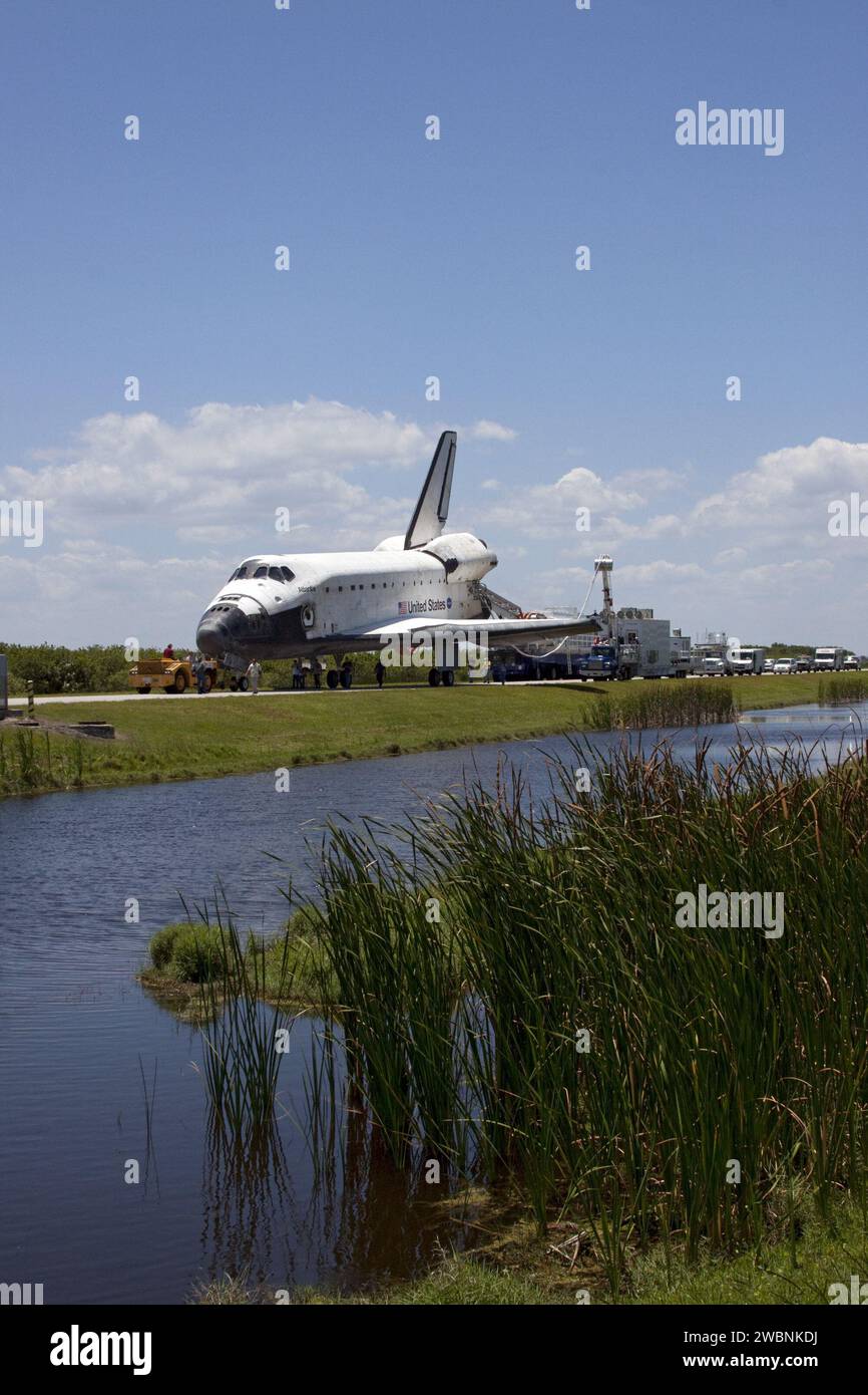 Après avoir terminé sa mission STS-132 de 12 jours, la navette spatiale Atlantis est remorquée de l'installation d'atterrissage de navette à l'installation de traitement d'orbite-1 au Kennedy Space Center. La mission a livré le mini module de recherche russe 1 à la Station spatiale internationale. Banque D'Images