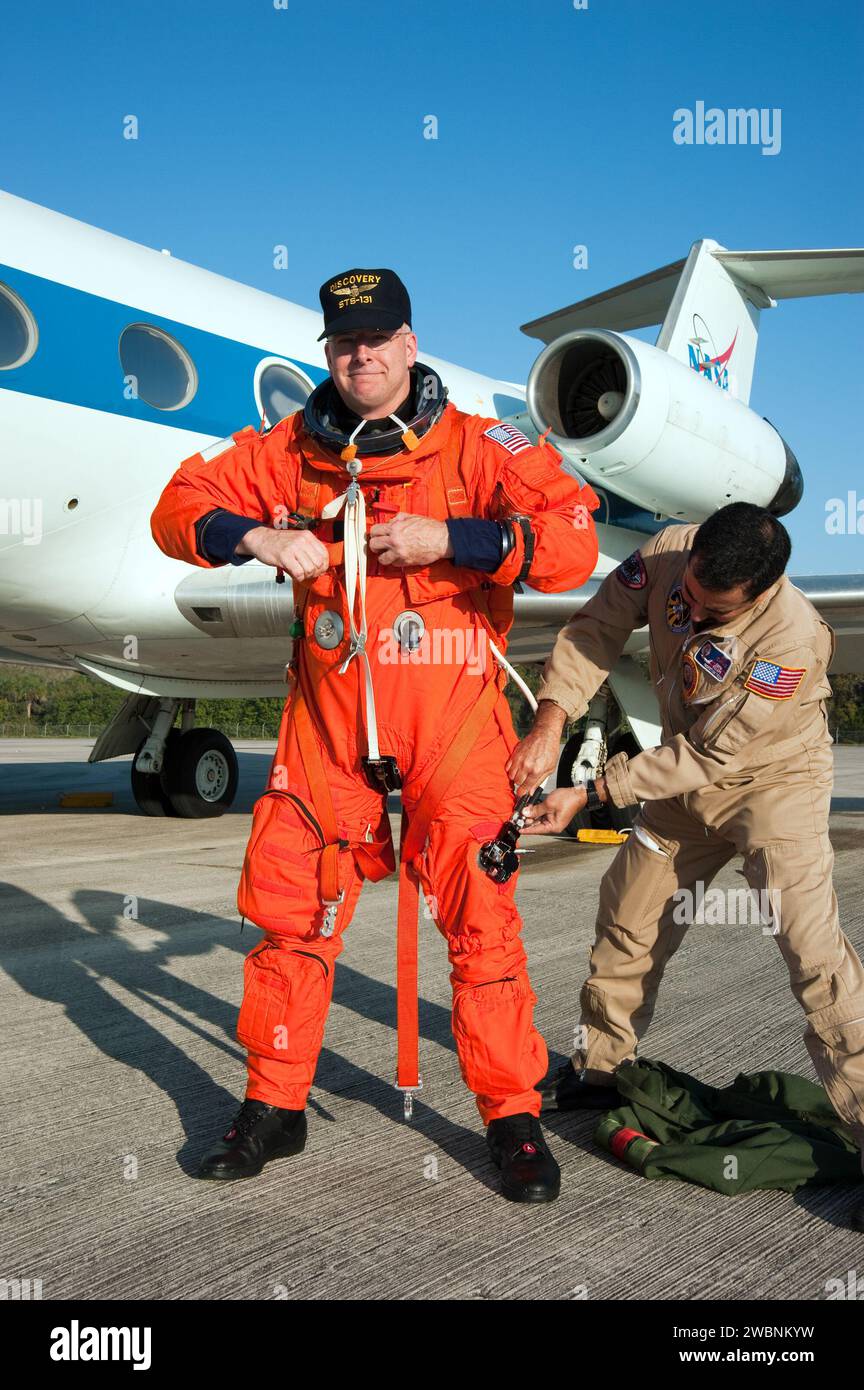L'équipage du STS-131 a effectué des inspections l-3 et des tâches préparatoires appropriées pour assurer la sécurité et la préparation des astronautes avant le lancement. Banque D'Images