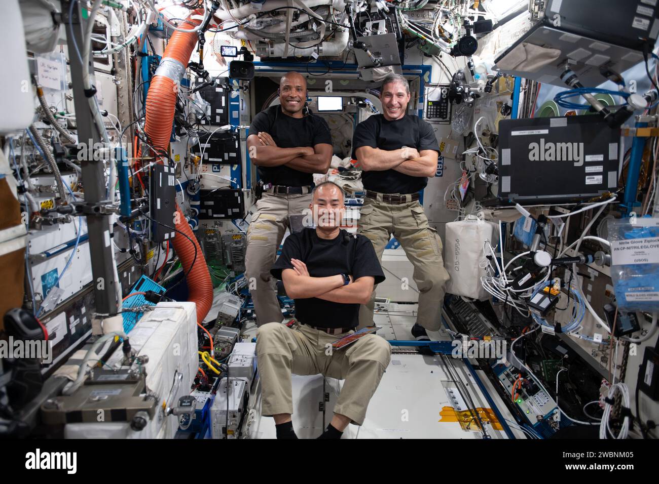 Expédition 64 les ingénieurs de vol Victor Glover, Michael Hopkins et Soichi Noguchi posent à l'intérieur du module de laboratoire U.S. Destiny le 2 décembre 2020. Banque D'Images