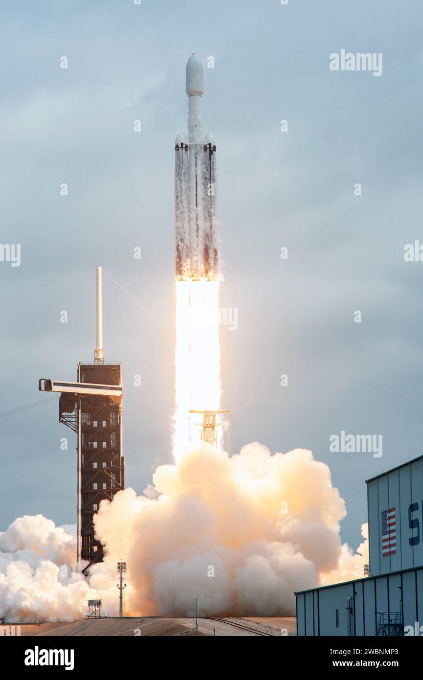 Le vaisseau spatial Psyche de la NASA a été lancé sur une fusée SpaceX Falcon Heavy depuis le complexe de lancement 39A du Kennedy Space Center le 13 octobre 2023, pour étudier l’astéroïde Psyche riche en métal dans la ceinture d’astéroïdes principale. La mission porte l’expérience DSOC de la NASA, testant les communications laser dans l’espace lointain au-delà de la Lune. Banque D'Images