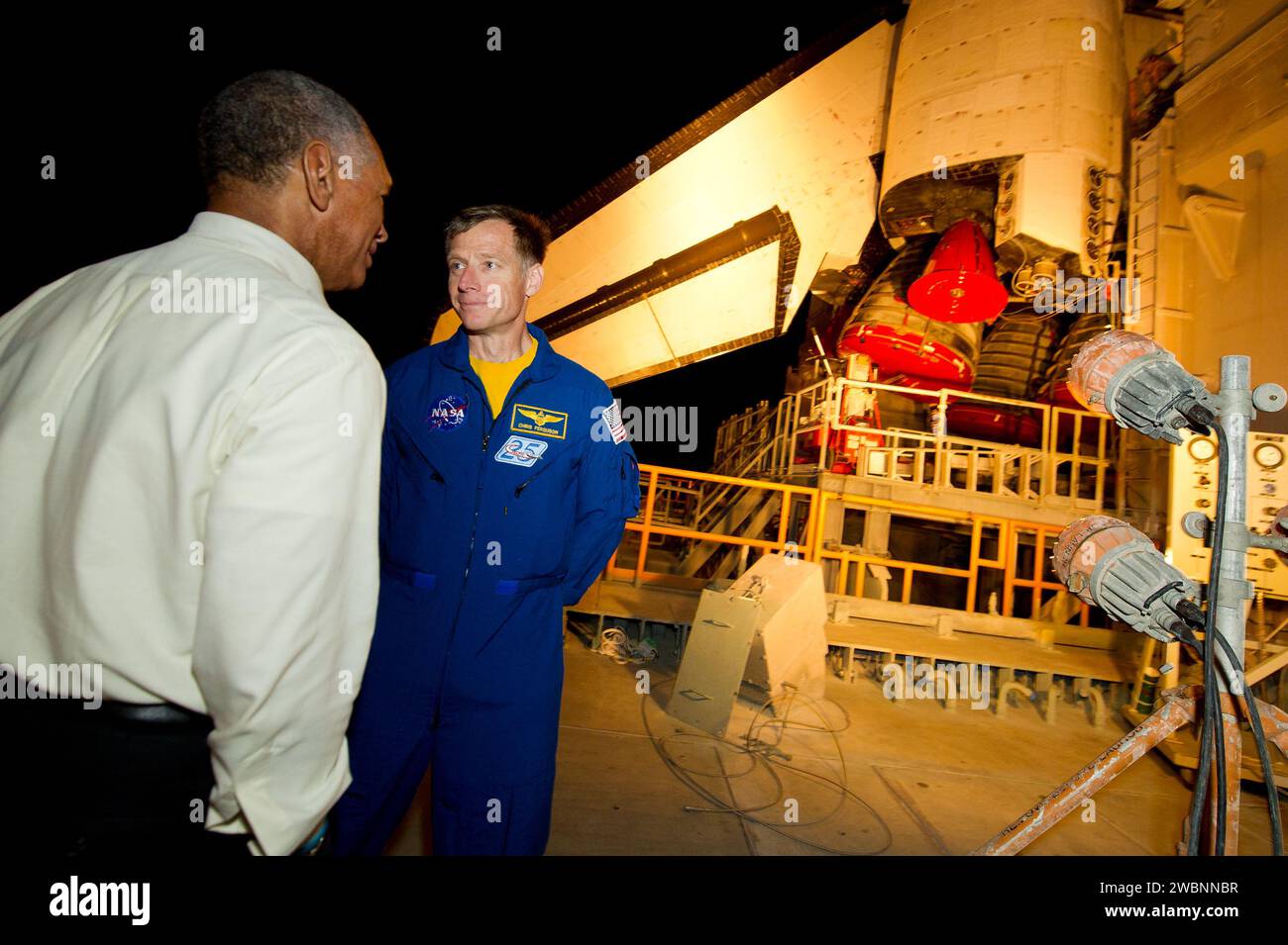 Le commandant de STS-135 Chris Ferguson, à droite, parle avec l'administrateur de la NASA Charles Bolden au sommet de la plateforme de lancement mobile (MLP) alors que la navette spatiale Atlantis (STS-135) sort de High Bay 3 dans le bâtiment d'assemblage de véhicules jusqu'à la plateforme de lancement 39a pour son dernier vol, mardi soir 31 mai 2011, au Kennedy Space Center à Cape Canaveral, Floride. Le trek de 3,4 miles, connu sous le nom de « déploiement », prendra environ sept heures. Atlantis transportera le module logistique polyvalent Raffaello pour livrer les fournitures, la logistique et les pièces de rechange à la Station spatiale internationale. Le lancement de STS-135 est targe Banque D'Images