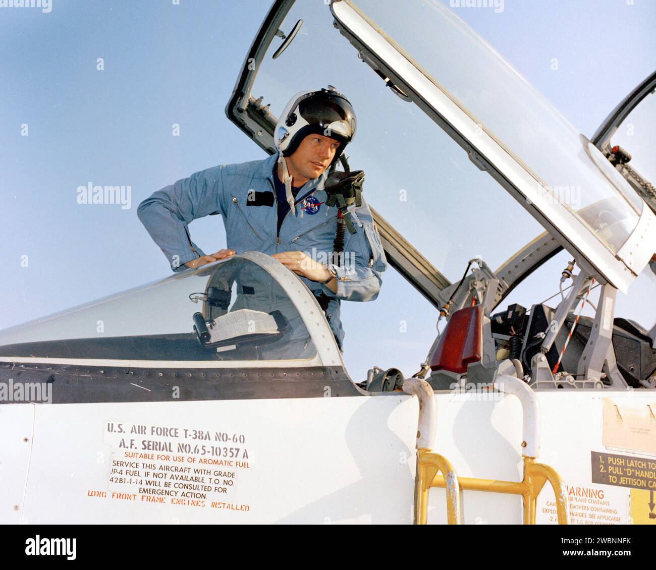 PATRICK AFB, Floride. – En préparation de la première mission d’atterrissage lunaire du pays, les membres de l’équipage d’Apollo 11 arrivent à la Patrick Air Force base, en Floride. Le commandant de mission Neil Armstrong sort d'un jet T-38. Le décollage au sommet d'un véhicule de lancement Saturn V est prévu pour le 16 juillet 1969. Pendant Apollo 11, le module de commande Columbia restera en orbite autour de la lune tandis que le module lunaire Eagle, transportant Armstrong et Aldrin, atterrira sur la surface lunaire. Pendant 2½ heures d'exploration de surface, l'équipage prévoit de collecter des matériaux de surface lunaire pour les analyser sur Terre. Banque D'Images